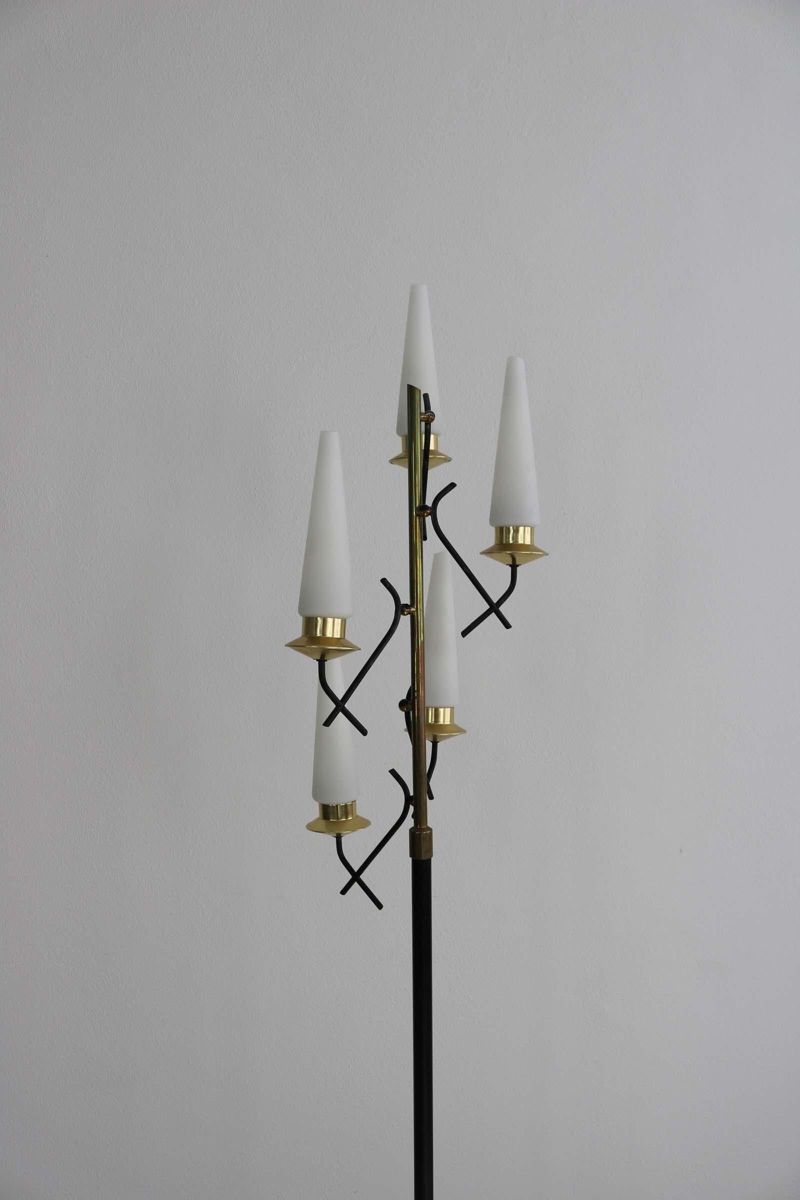 Laiton Ensemble de 2 lampadaires avec 5 abat-jour en verre opalin, Italie, années 1950 en vente