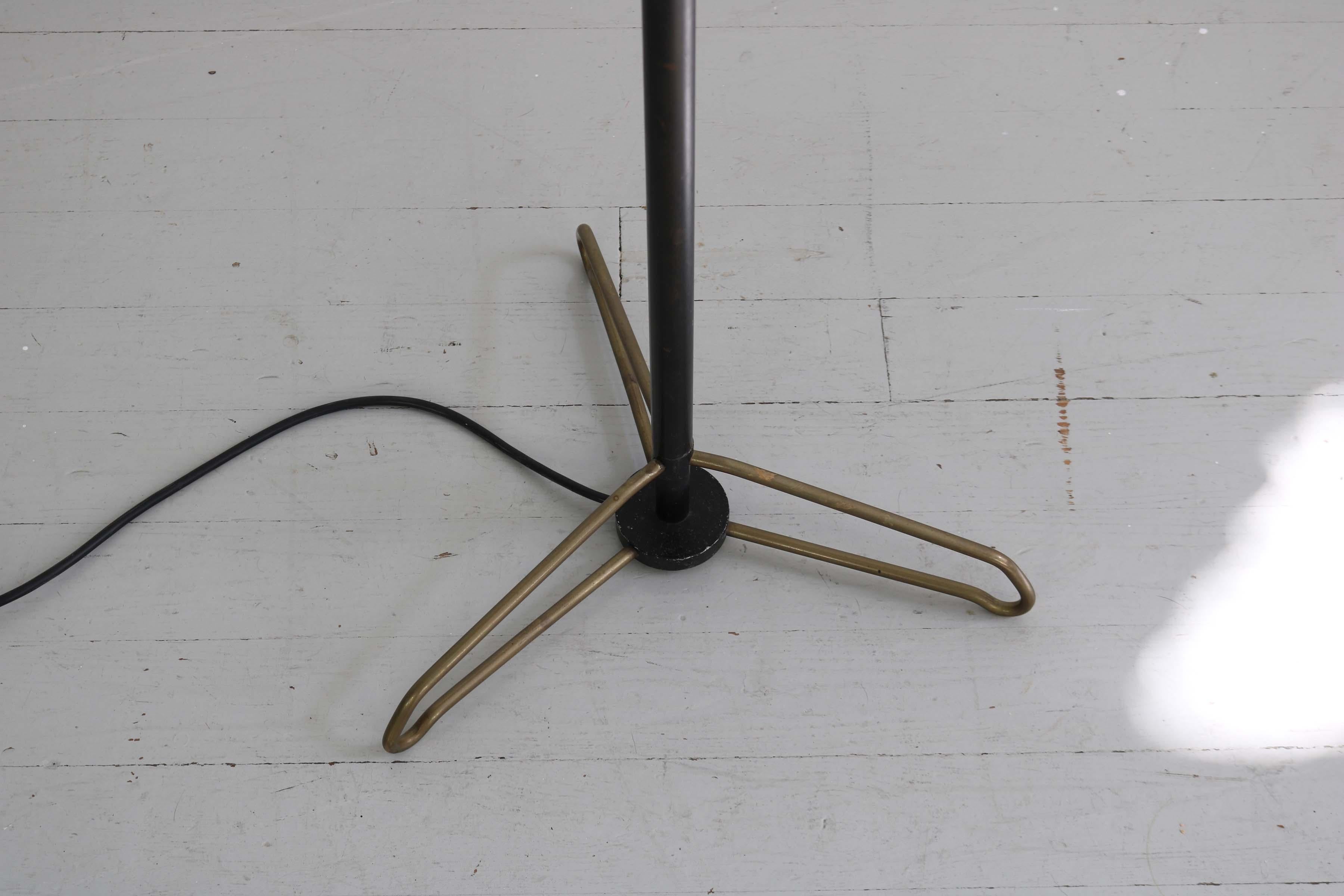 Ensemble de 2 lampadaires avec 5 abat-jour en verre opalin, Italie, années 1950 en vente 1