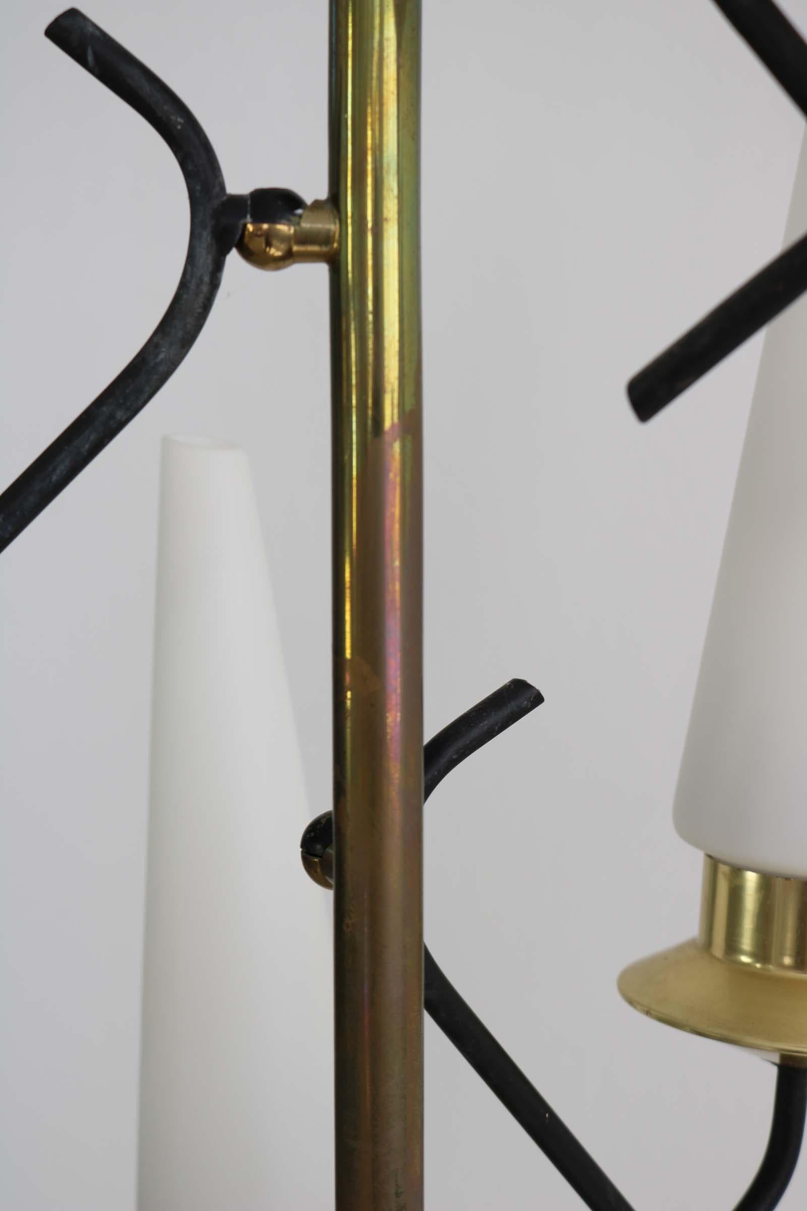 Ensemble de 2 lampadaires avec 5 abat-jour en verre opalin, Italie, années 1950 en vente 2