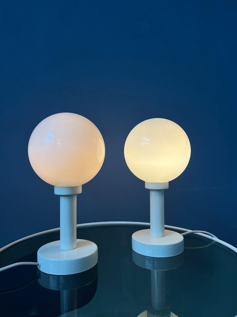 Ère spatiale Ensemble de 2 lampes de table en verre opalin blanc de l'ère spatiale, 1970 en vente