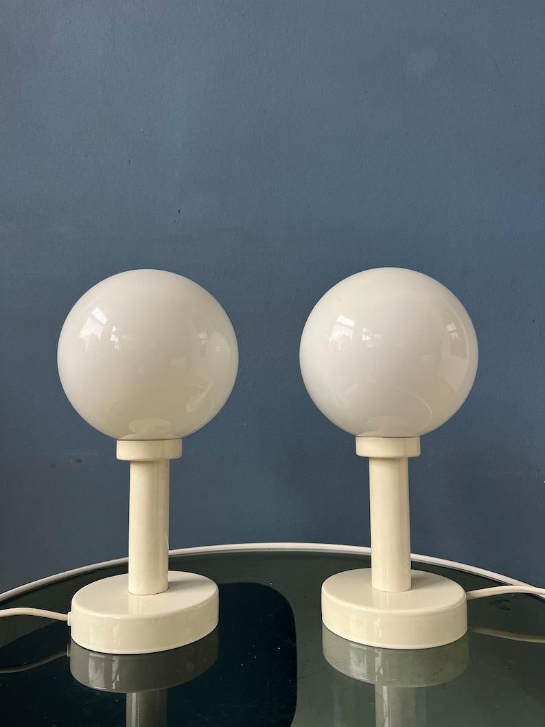 20ième siècle Ensemble de 2 lampes de table en verre opalin blanc de l'ère spatiale, 1970 en vente