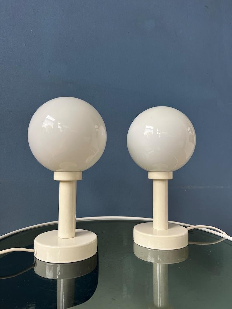 Verre Ensemble de 2 lampes de table en verre opalin blanc de l'ère spatiale, 1970 en vente