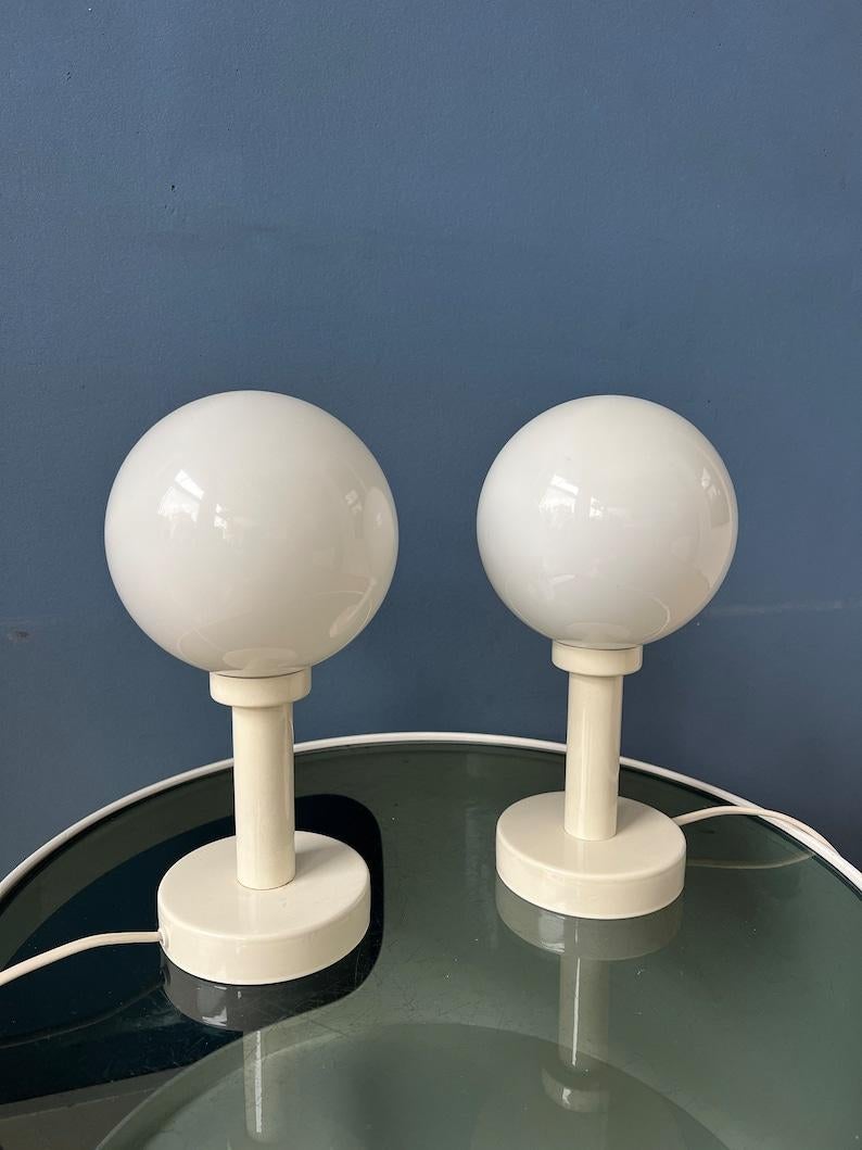 Ensemble de 2 lampes de table en verre opalin blanc de l'ère spatiale, 1970 en vente 1