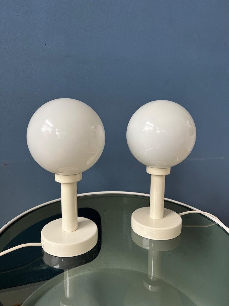 Ensemble de 2 lampes de table en verre opalin blanc de l'ère spatiale, 1970 en vente 2