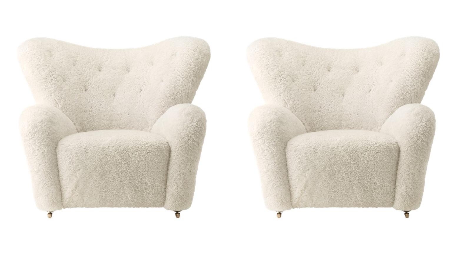 Set of 2 off white Sheepskin the tired man lounge chair by Lassen.
Dimensions: W 102 x D 87 x H 88 cm. 
Materials: Sheepskin.

Flemming Lassen designed the overstuffed easy chair, The Tired Man, for The Copenhagen Cabinetmakers’ Guild