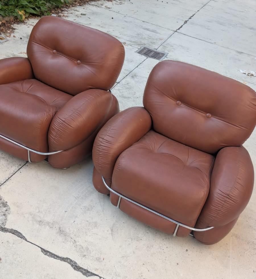 Rehaussez votre intérieur avec une paire de fauteuils aussi confortables que captivants. Les fauteuils Design/One ont été conçus dans les années 1970 par le designer, peintre et sculpteur aux multiples talents Adriano Piazzesi. Fabriquées en Italie