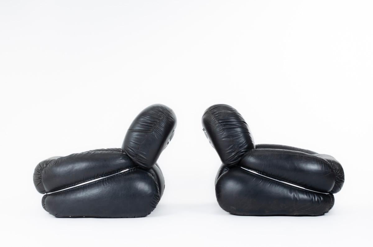 Satz von 2 Sesseln, Modell Okay, entworfen vom italienischen Designer Adriano Piazzesi in den siebziger Jahren
Kissen aus Schaumstoff mit schwarzem Leder überzogen  durch eine Chromstruktur
Zu beachten: einige Spuren der Zeit auf dem Leder, schöne
