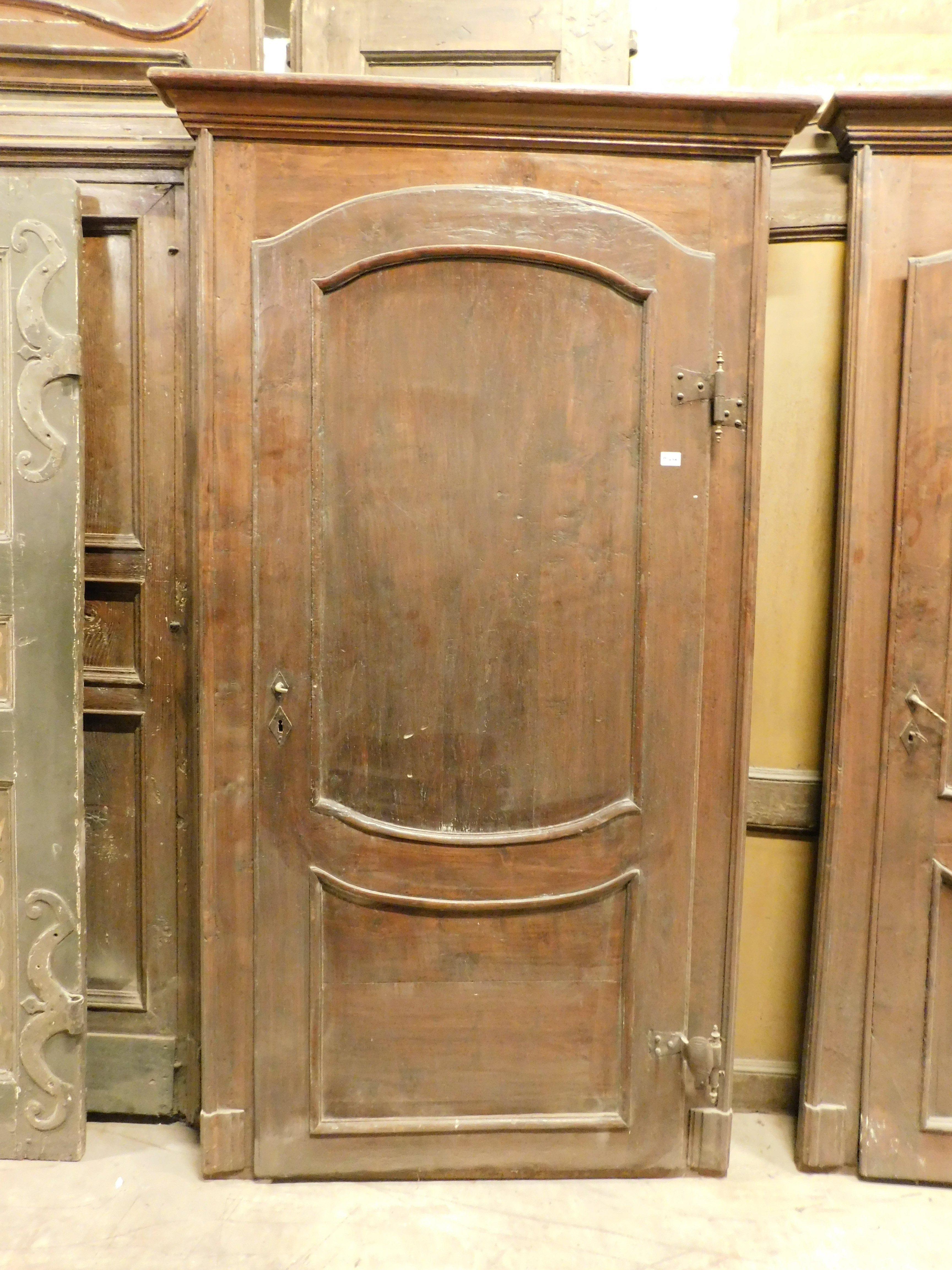 set of 2 old carved poplar wood doors with frame, Italy In Good Condition For Sale In Cuneo, Italy (CN)