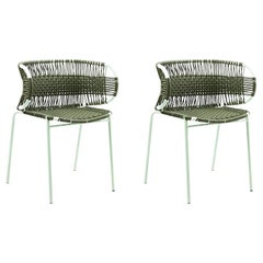 Ensemble de 2 chaises empilables Cielo olive avec accoudoirs de Sebastian Herkner