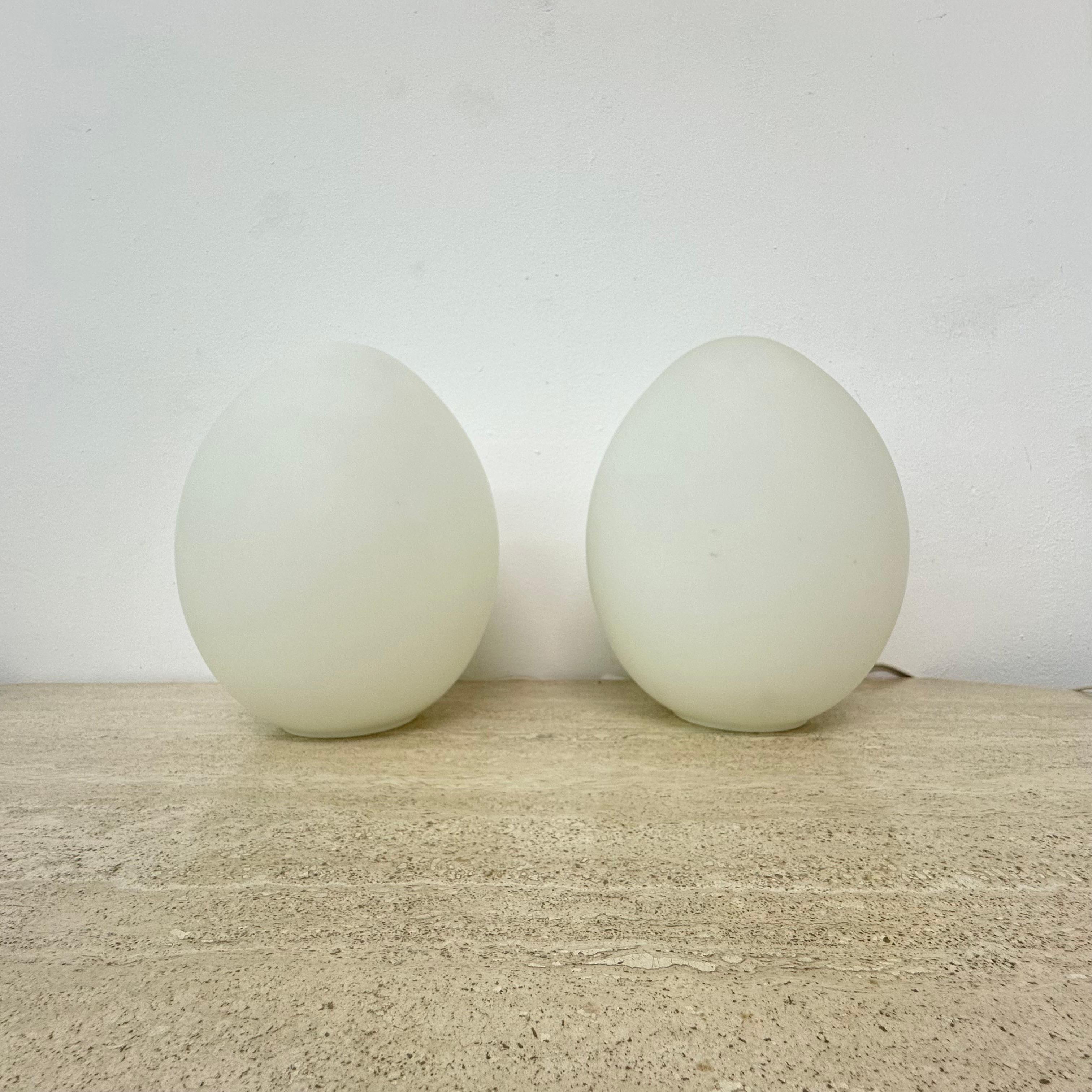 Ensemble de 2 lampes de table en verre opalin en forme d'œuf, 1970 en vente 3
