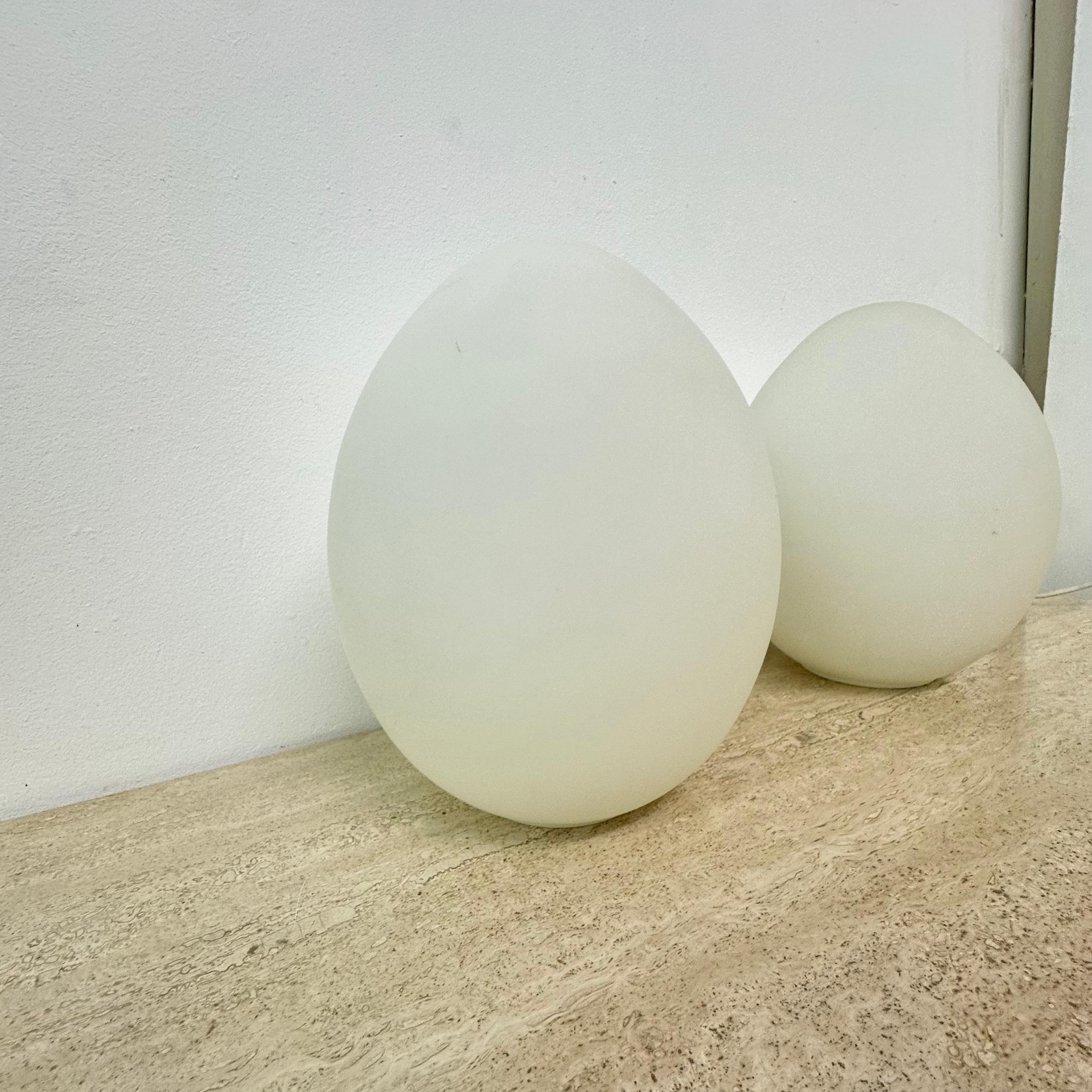 Ensemble de 2 lampes de table en verre opalin en forme d'œuf, 1970 en vente 4