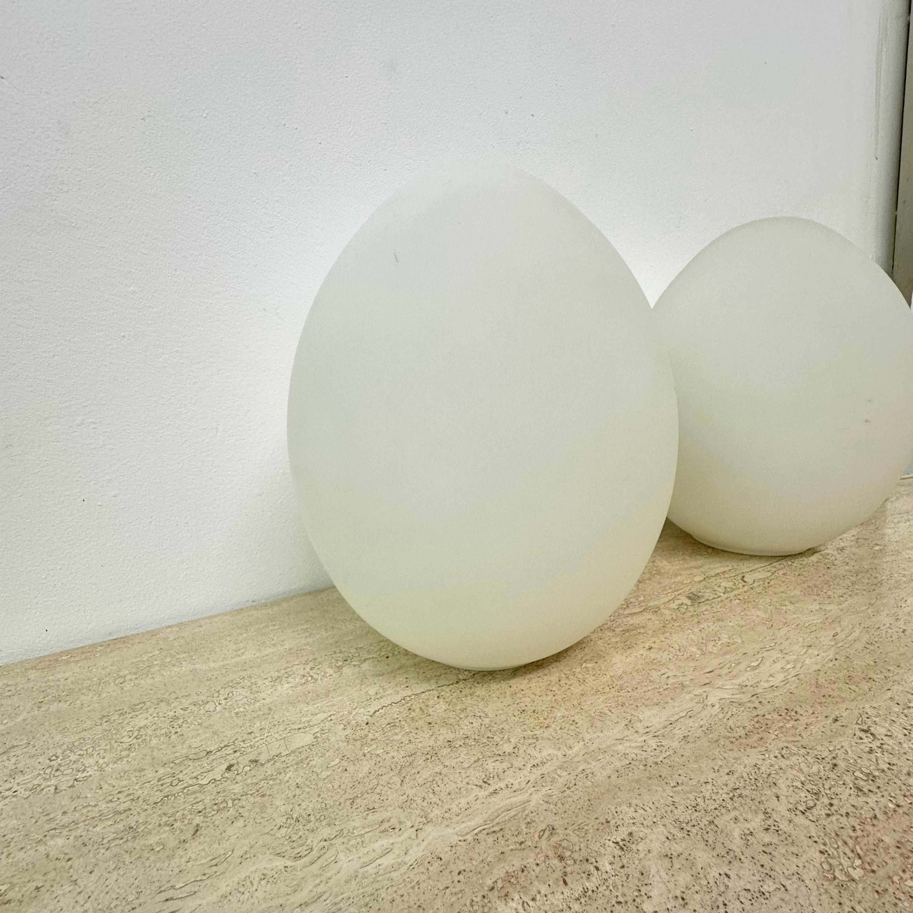 Ensemble de 2 lampes de table en verre opalin en forme d'œuf, 1970 en vente 5
