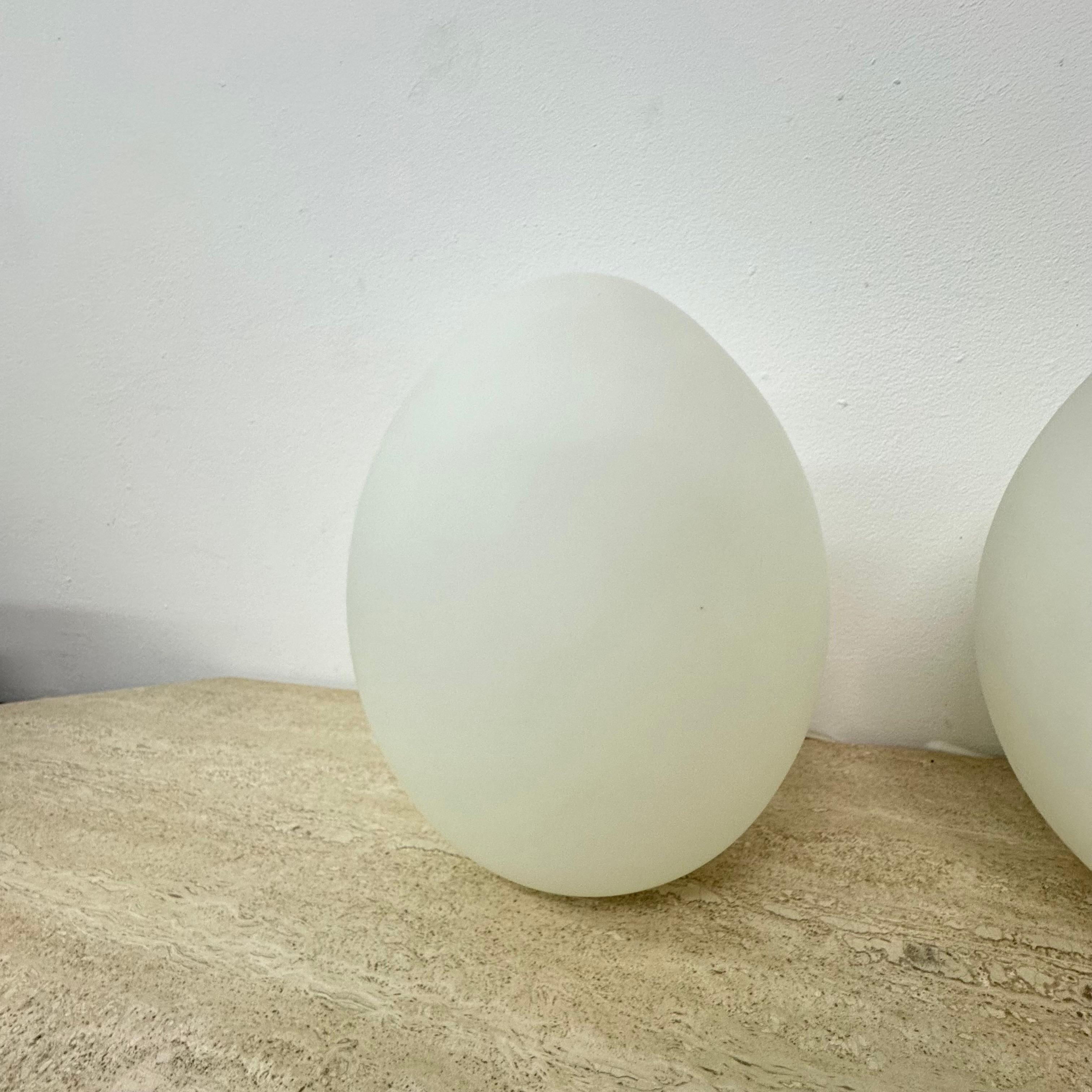 Ensemble de 2 lampes de table en verre opalin en forme d'œuf, 1970 en vente 6