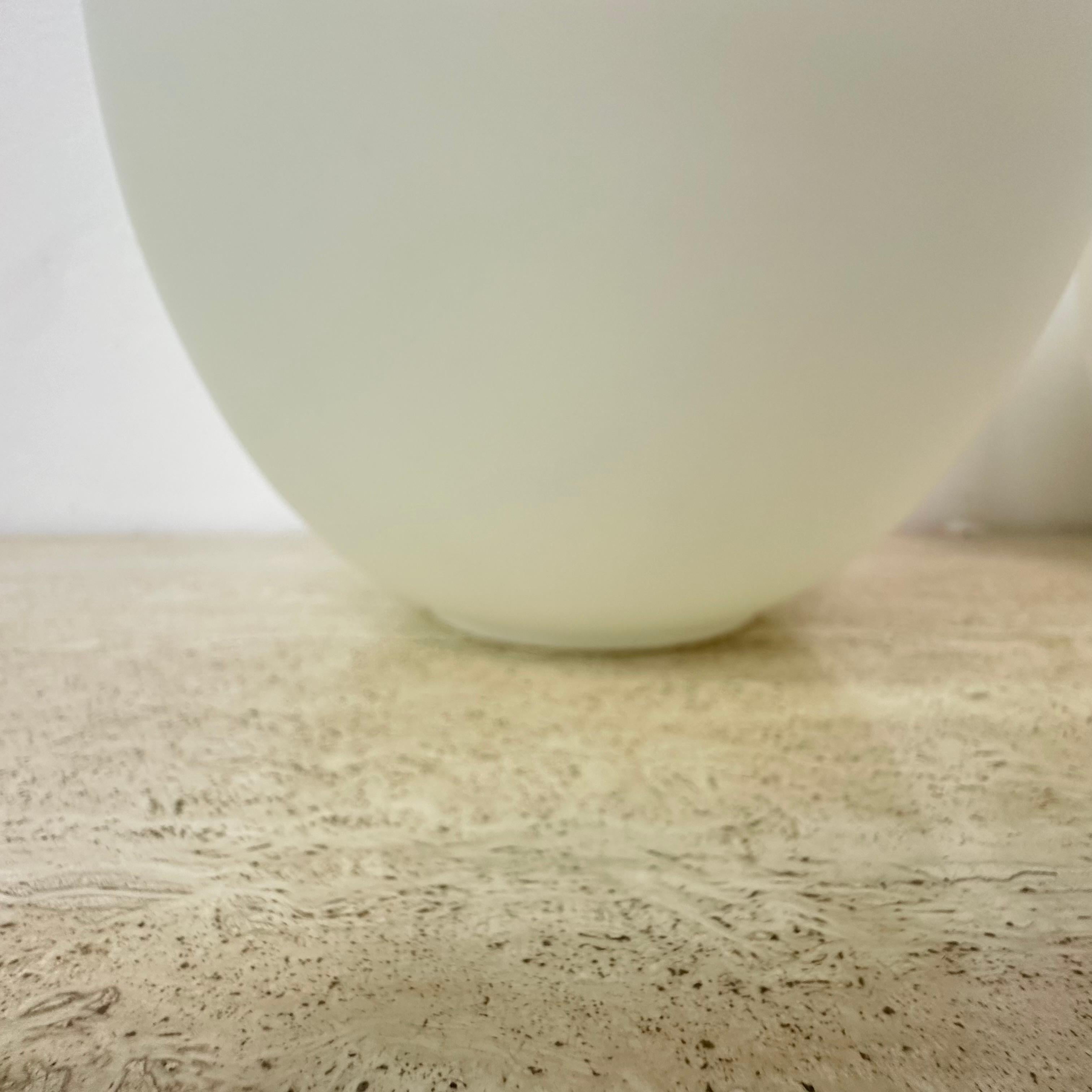 Ensemble de 2 lampes de table en verre opalin en forme d'œuf, 1970 en vente 8