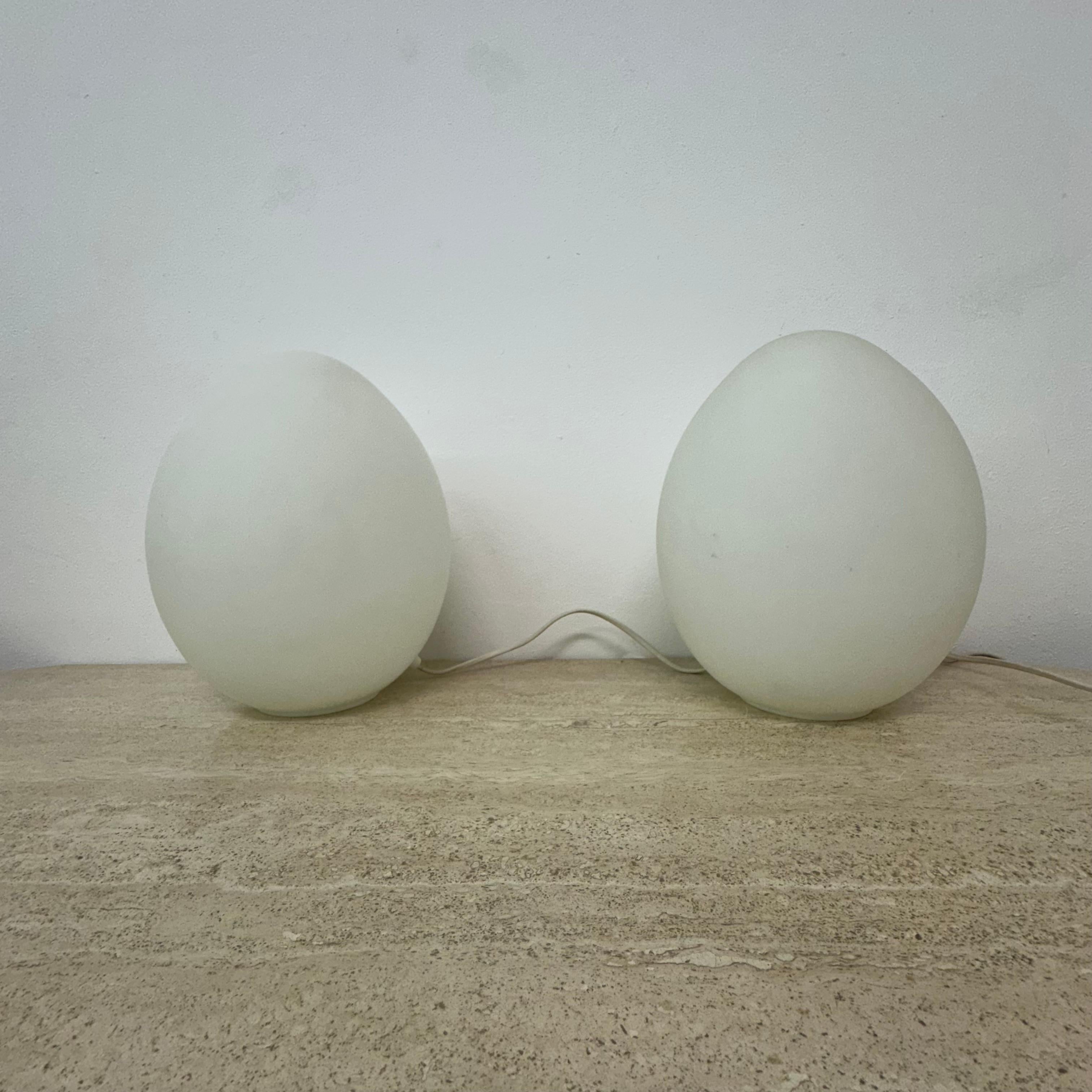 Néerlandais Ensemble de 2 lampes de table en verre opalin en forme d'œuf, 1970 en vente