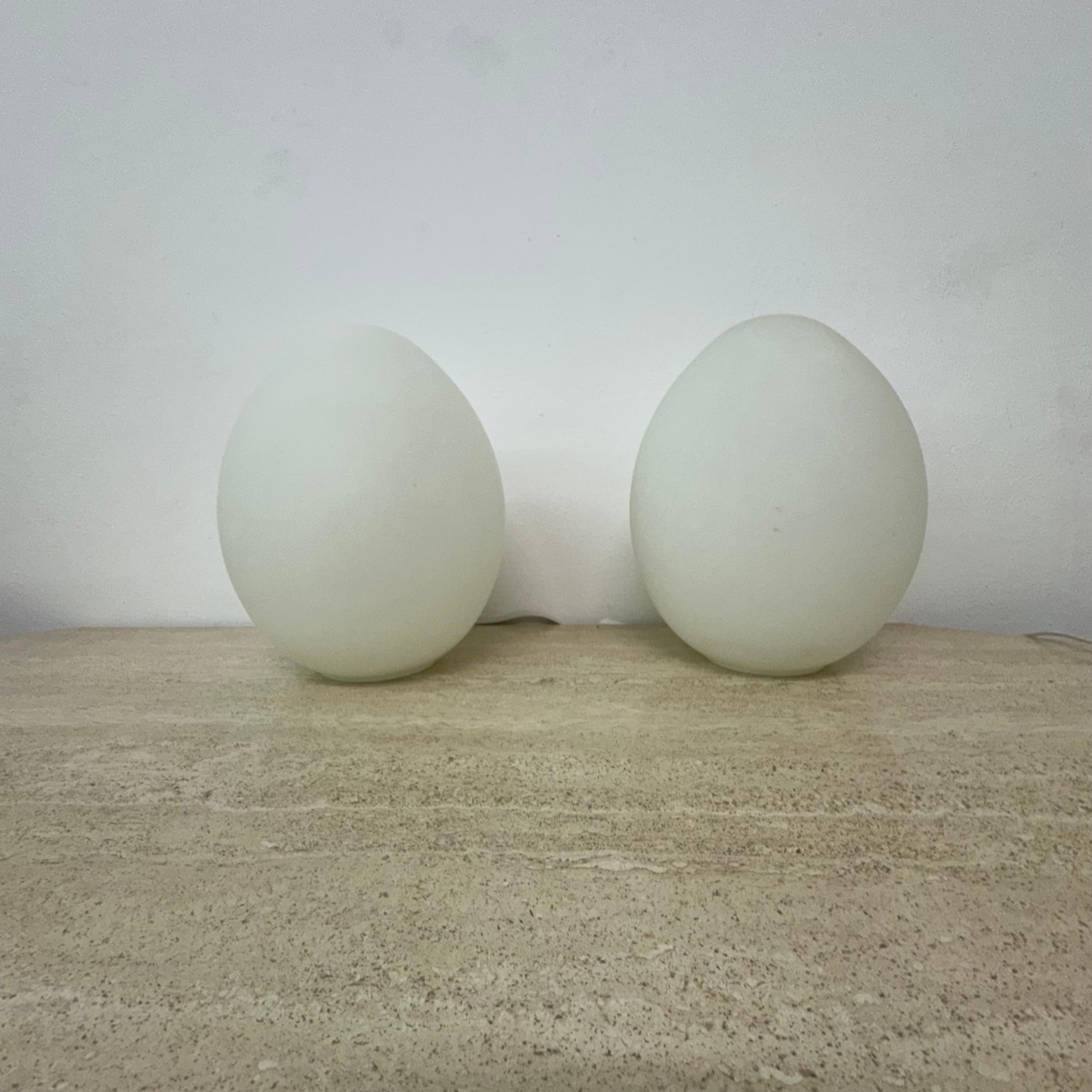 Ensemble de 2 lampes de table en verre opalin en forme d'œuf, 1970 Bon état - En vente à Delft, NL
