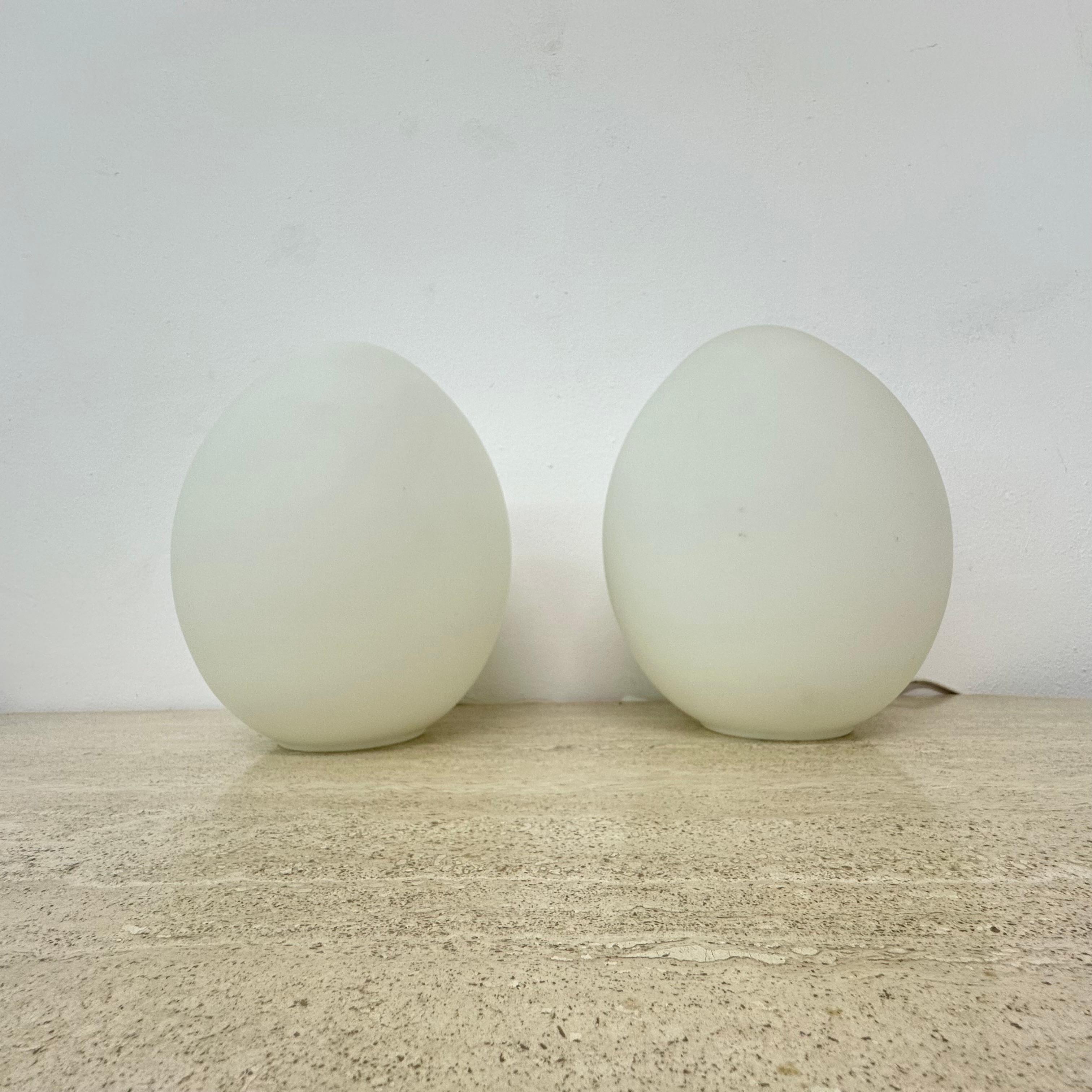 Ensemble de 2 lampes de table en verre opalin en forme d'œuf, 1970 en vente 1