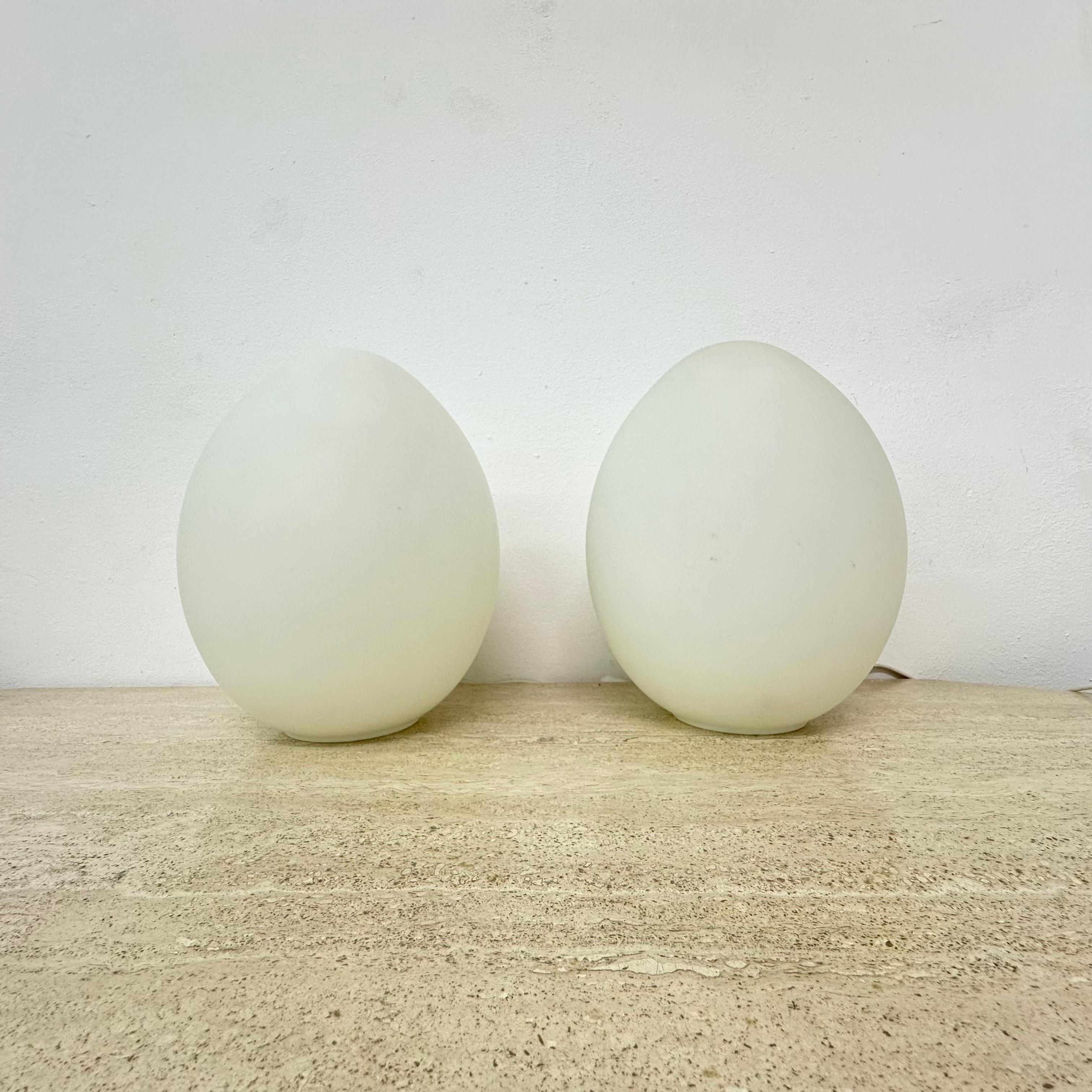 Ensemble de 2 lampes de table en verre opalin en forme d'œuf, 1970 en vente 2