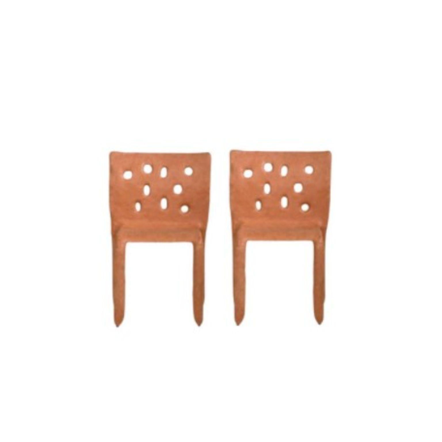 Lot de 2 chaises contemporaines sculptées orange par Faina
Design : Victoriya Yakusha
Matériau : acier, caoutchouc de lin, biopolymère, cellulose
Dimensions : Hauteur 82 x largeur 54 x profondeur des pieds 45 cm
Poids : 15 kilos.

Finition