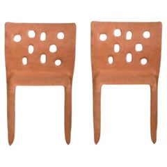Set aus 2 orangefarbenen skulptierten Contemporary Stühlen von Faina
