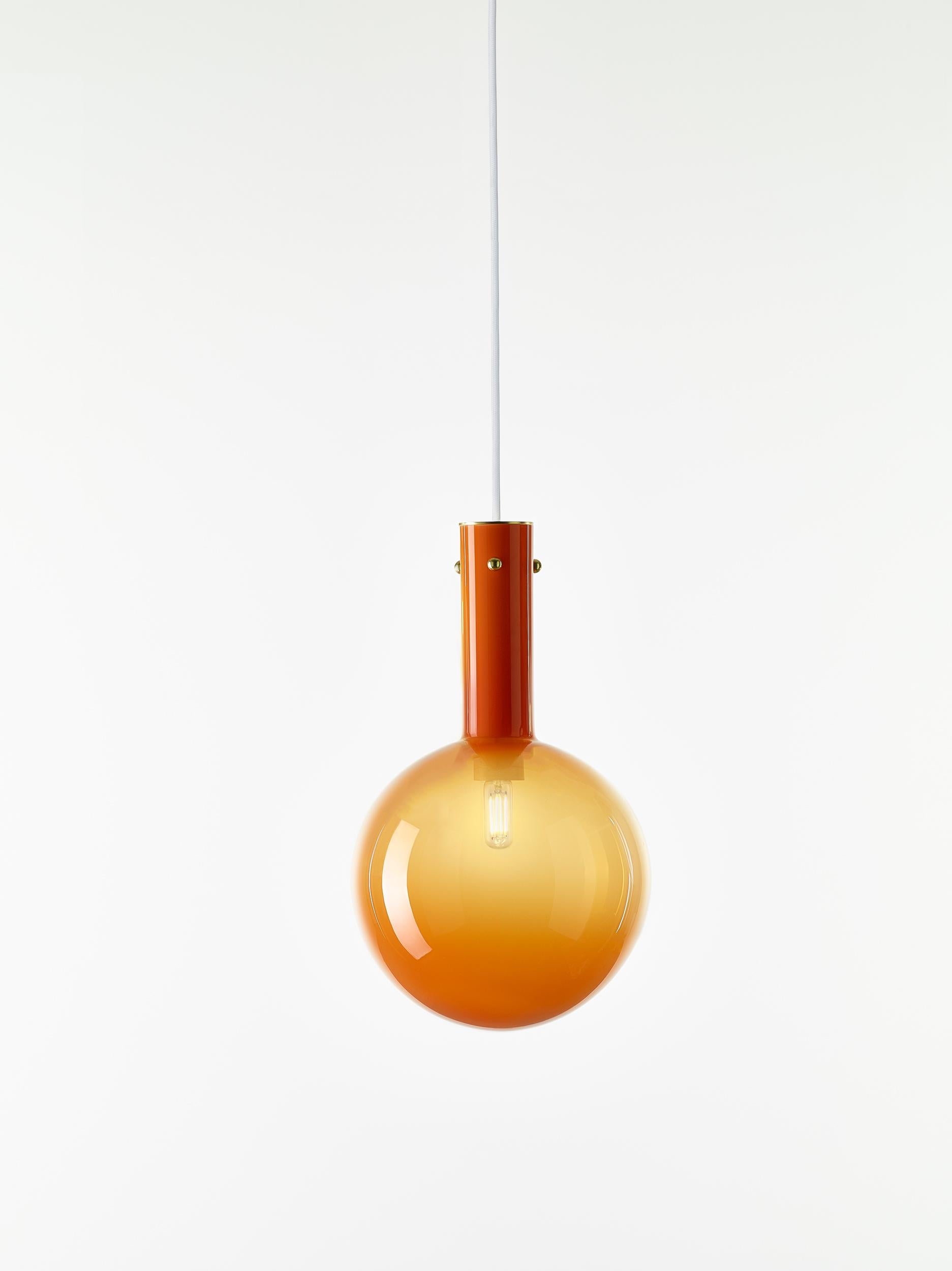 Lot de 2 lampes suspendues orange Sphaerae par Dechem Studio
Dimensions : D 20 x H 180 cm
Matériaux : laiton, métal, verre.
Également disponible : différentes finitions et couleurs.

Une seule pièce homogène de verre soufflé à la main crée le corps
