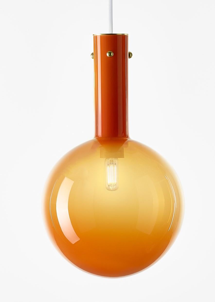 Moderne Ensemble de 2 lampes à suspension en sphaerae orange de Dechem Studio en vente