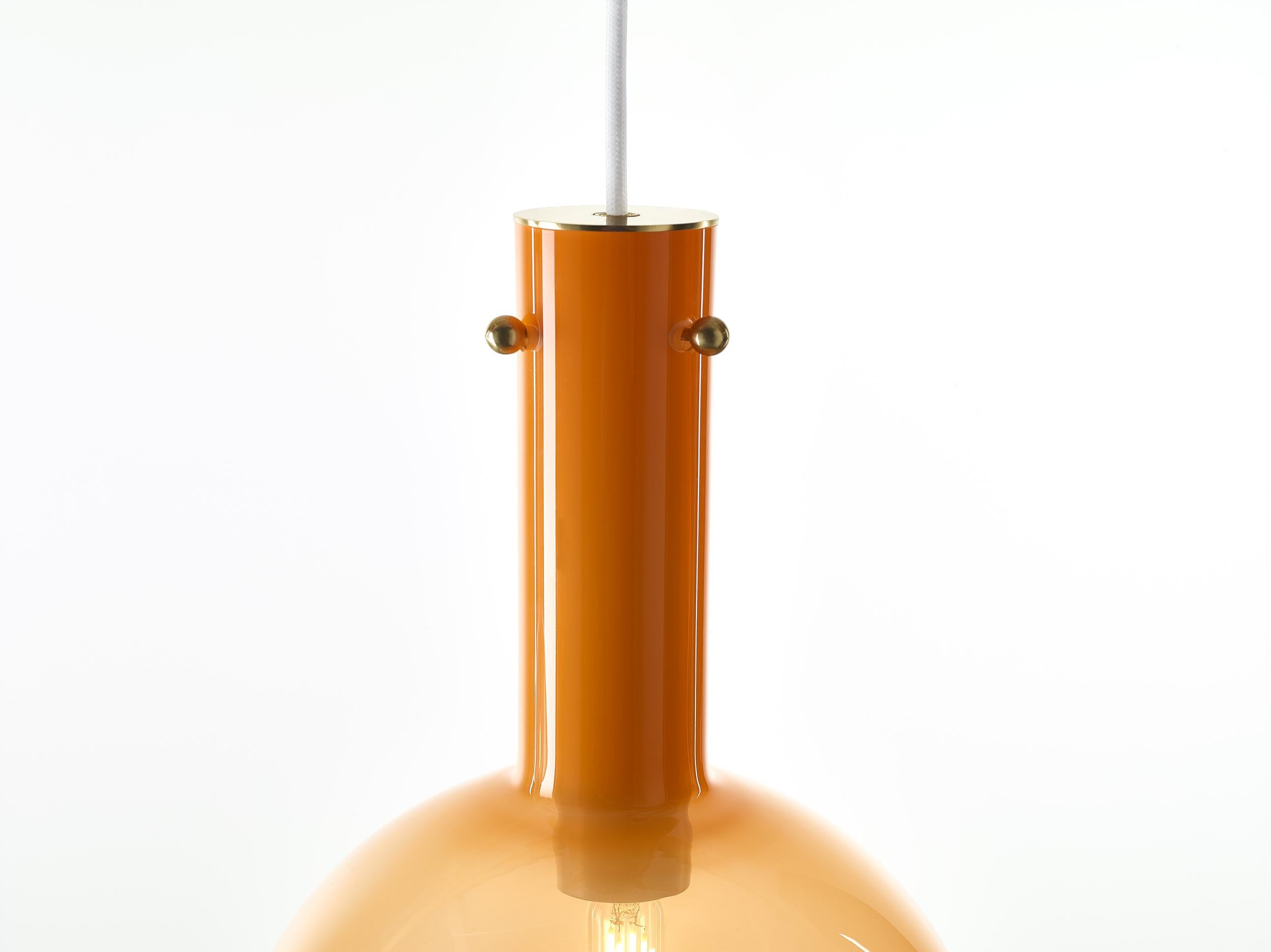 Tchèque Ensemble de 2 lampes à suspension en sphaerae orange de Dechem Studio en vente