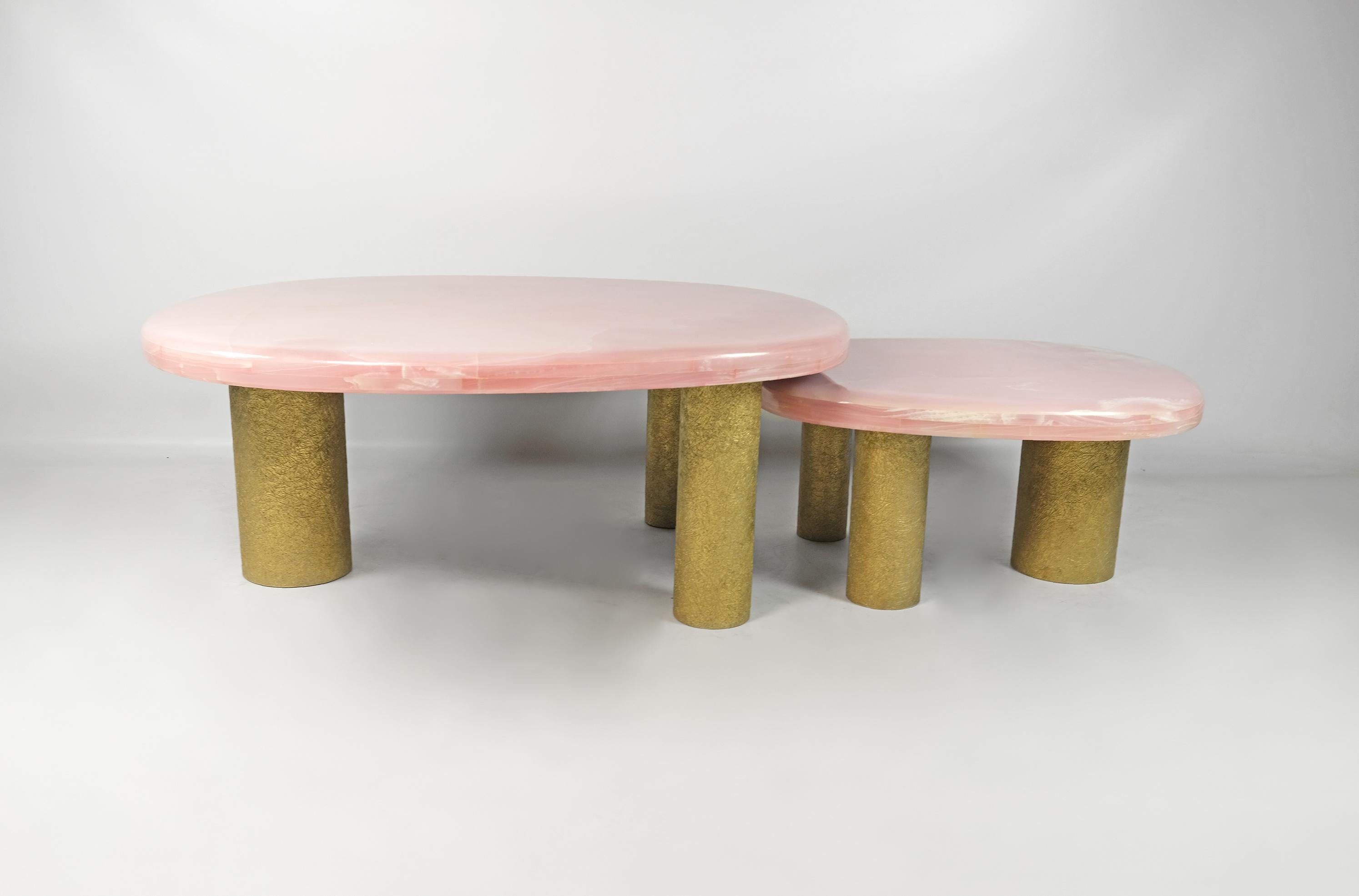 Français Ensemble de 2 tables basses organiques en onyx rose par Ginger Brown en vente