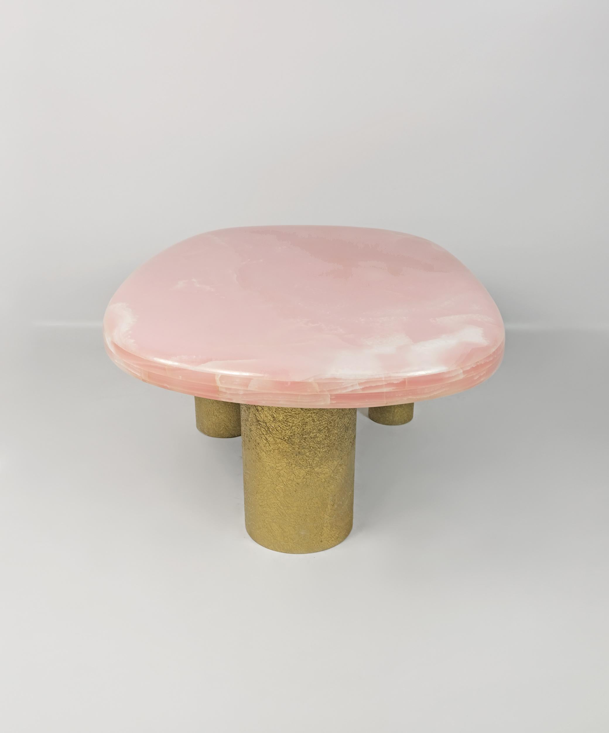 Onyx Ensemble de 2 tables basses organiques en onyx rose par Ginger Brown en vente