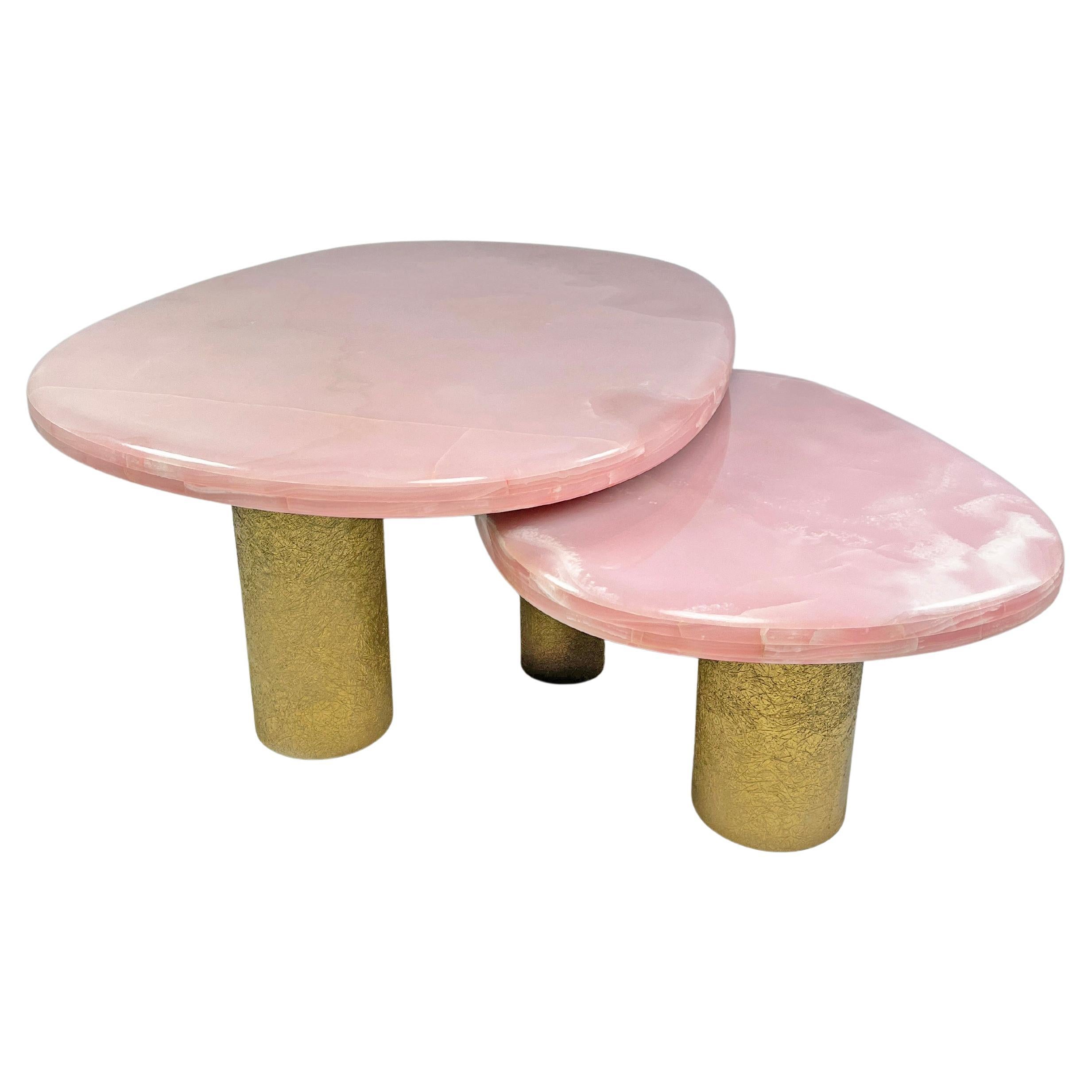 Ensemble de 2 tables basses organiques en onyx rose par Ginger Brown