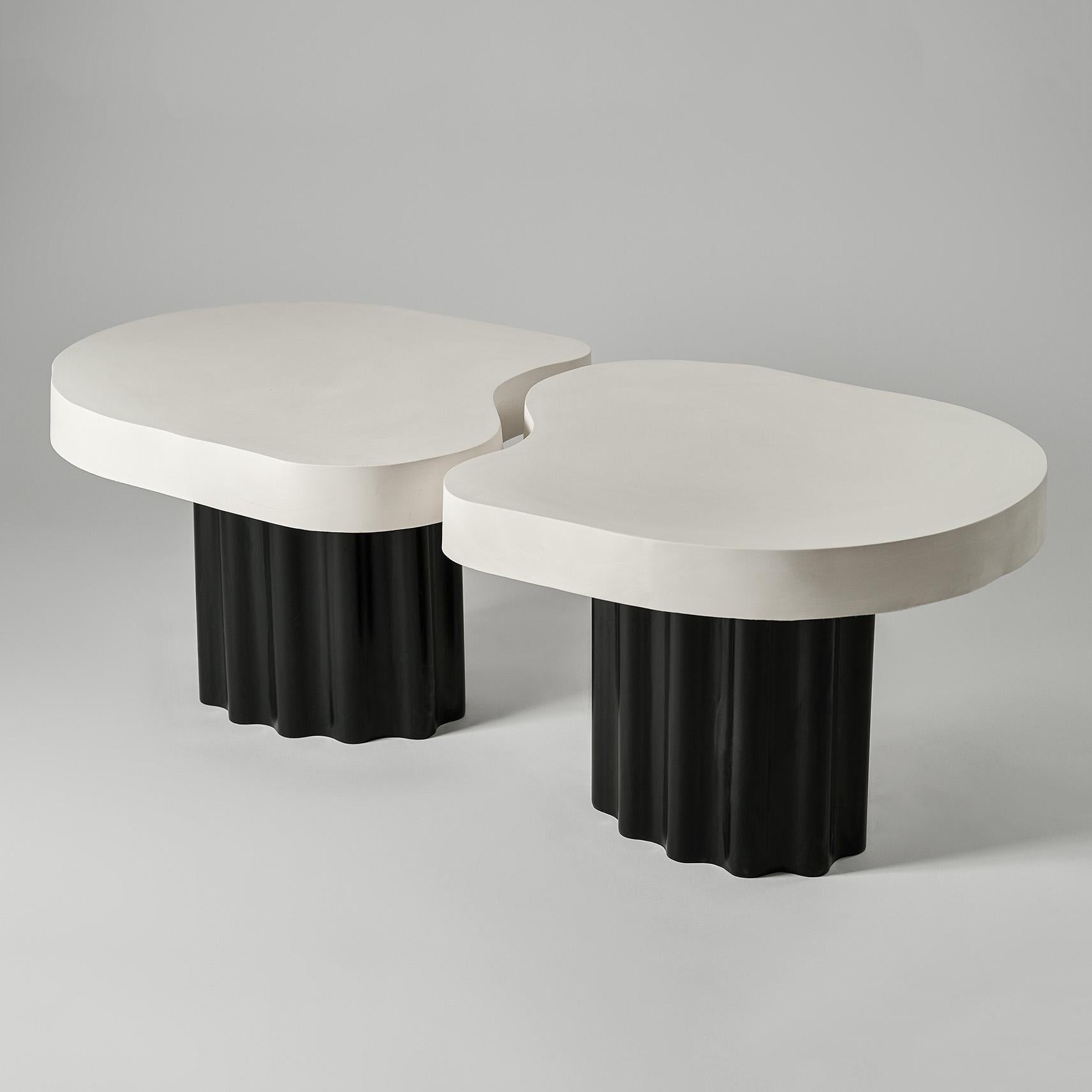 Ensemble de 2 tables basses Organic Edge n° 2 de Perler
Dimensions : Une table : D 56 x L 65 x H 40 cm.
Les deux tables : D 58 x L 120 x H 40 cm.
MATERIAL : Jesmonite.
Poids d'une seule table : 15-20 kg.

La hauteur de ces tables est