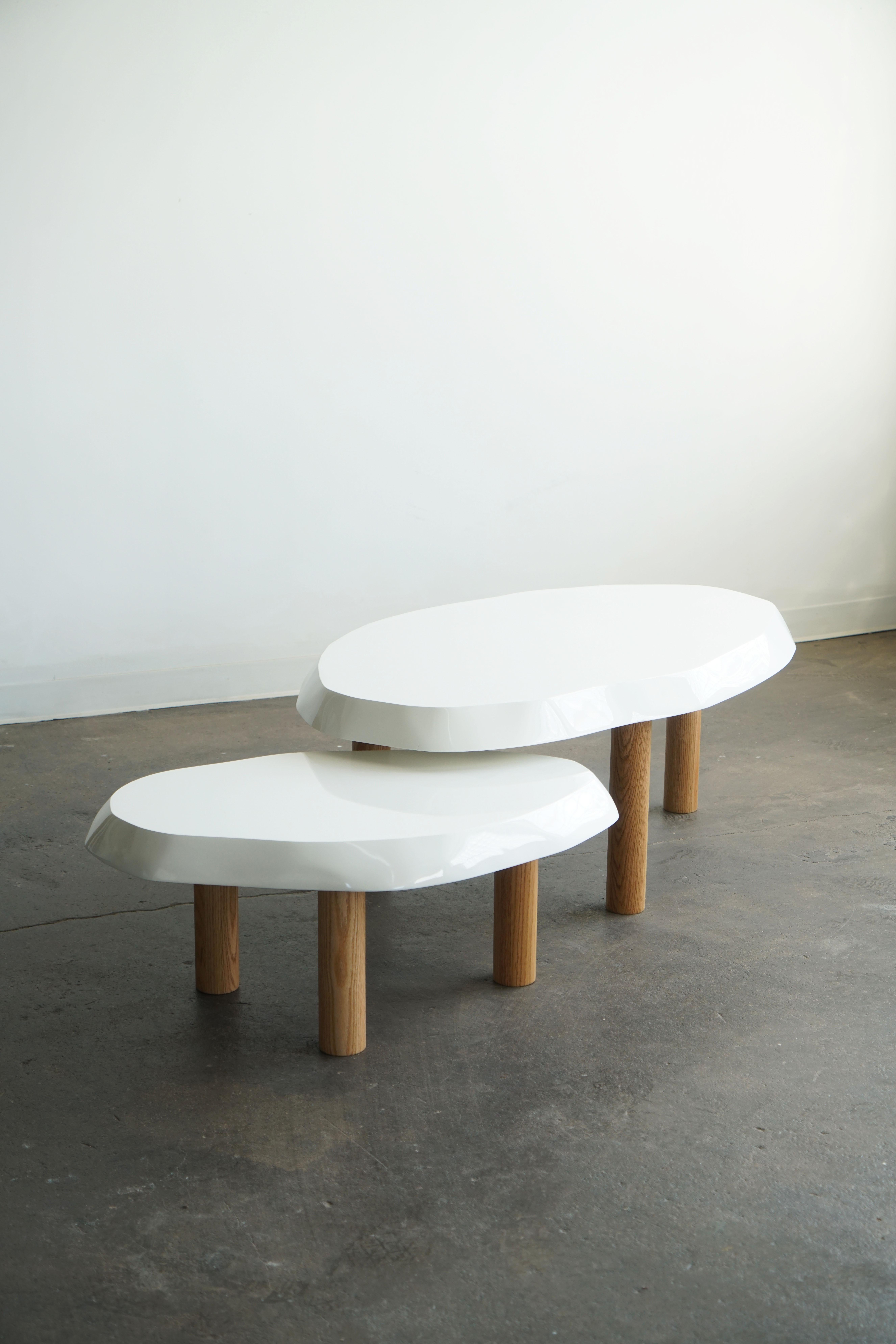 Organisch geformter Couchtisch von Last Workshop, 2023 
Die handgeformten Platten sind aus Massivholz gefertigt.
Beine aus massiver Eiche, naturbelassen. 

Abmessungen:
Tisch eins: 53 