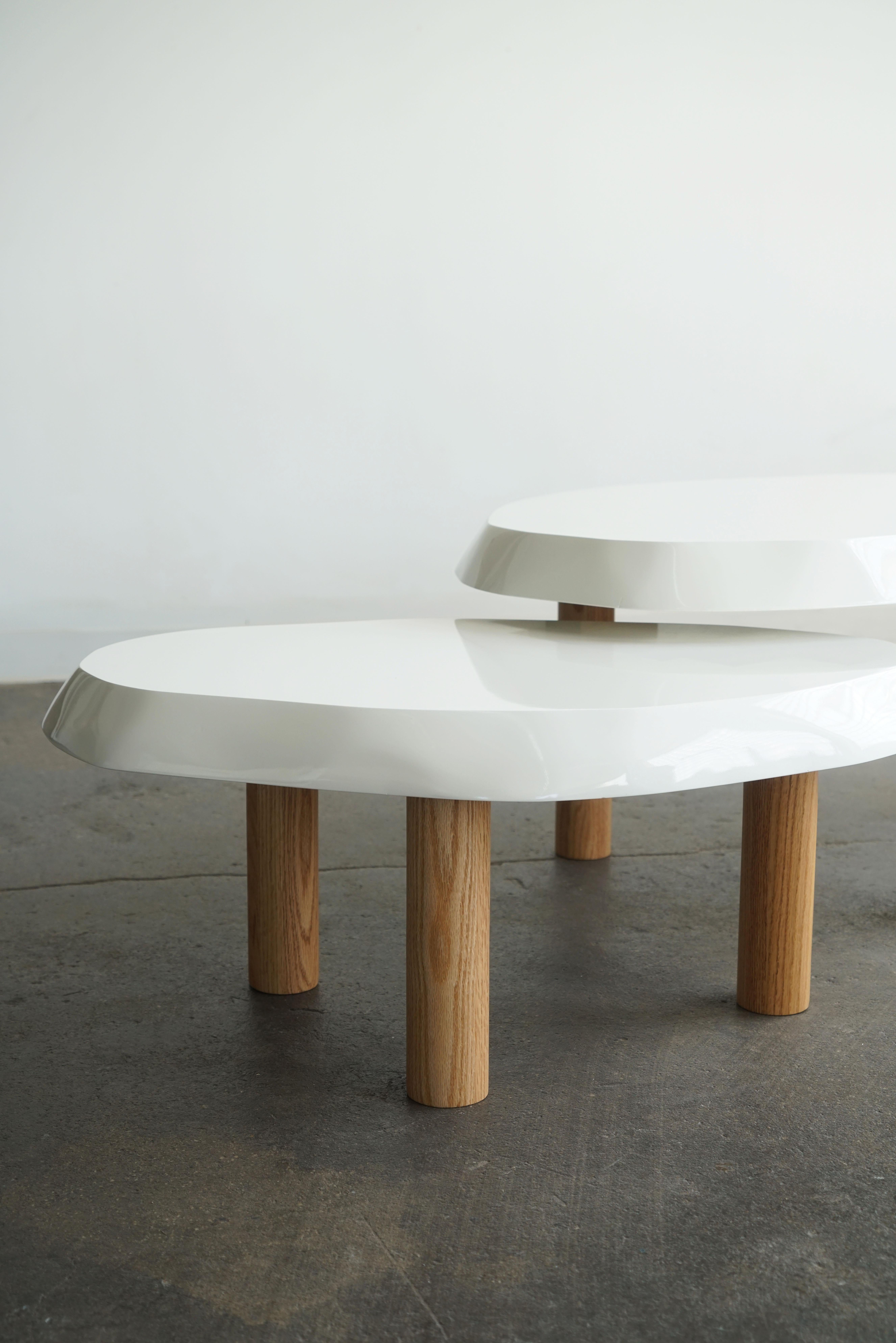 XXIe siècle et contemporain Ensemble de 2 tables basses gigognes modernes de forme organique laquées par Last Workshop  en vente