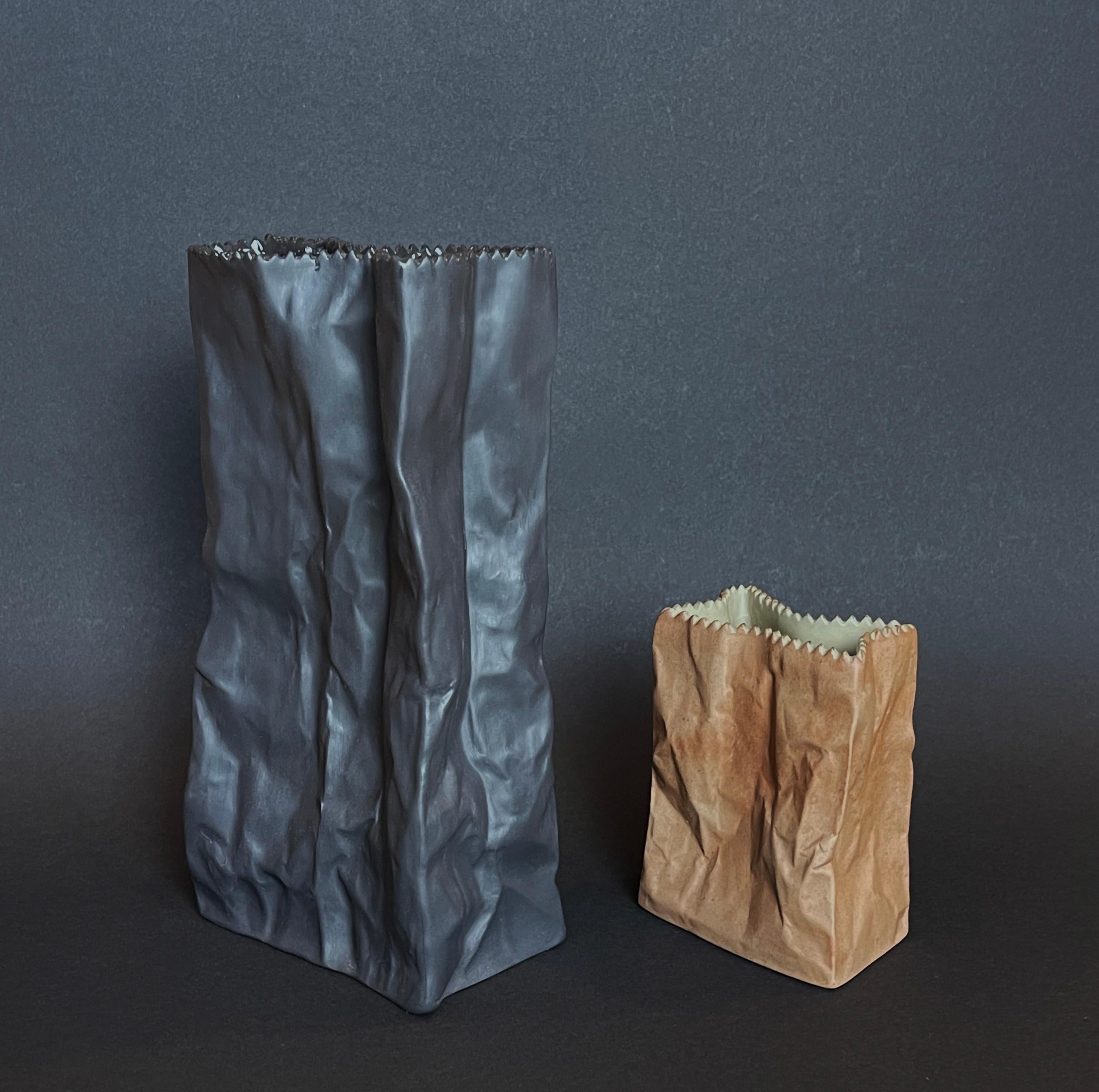 2er-Set Original 1977 Tapio Wirkkala ''Paper Bag'' Vasen Schwarz Brown, Rosenthal (Moderne der Mitte des Jahrhunderts) im Angebot