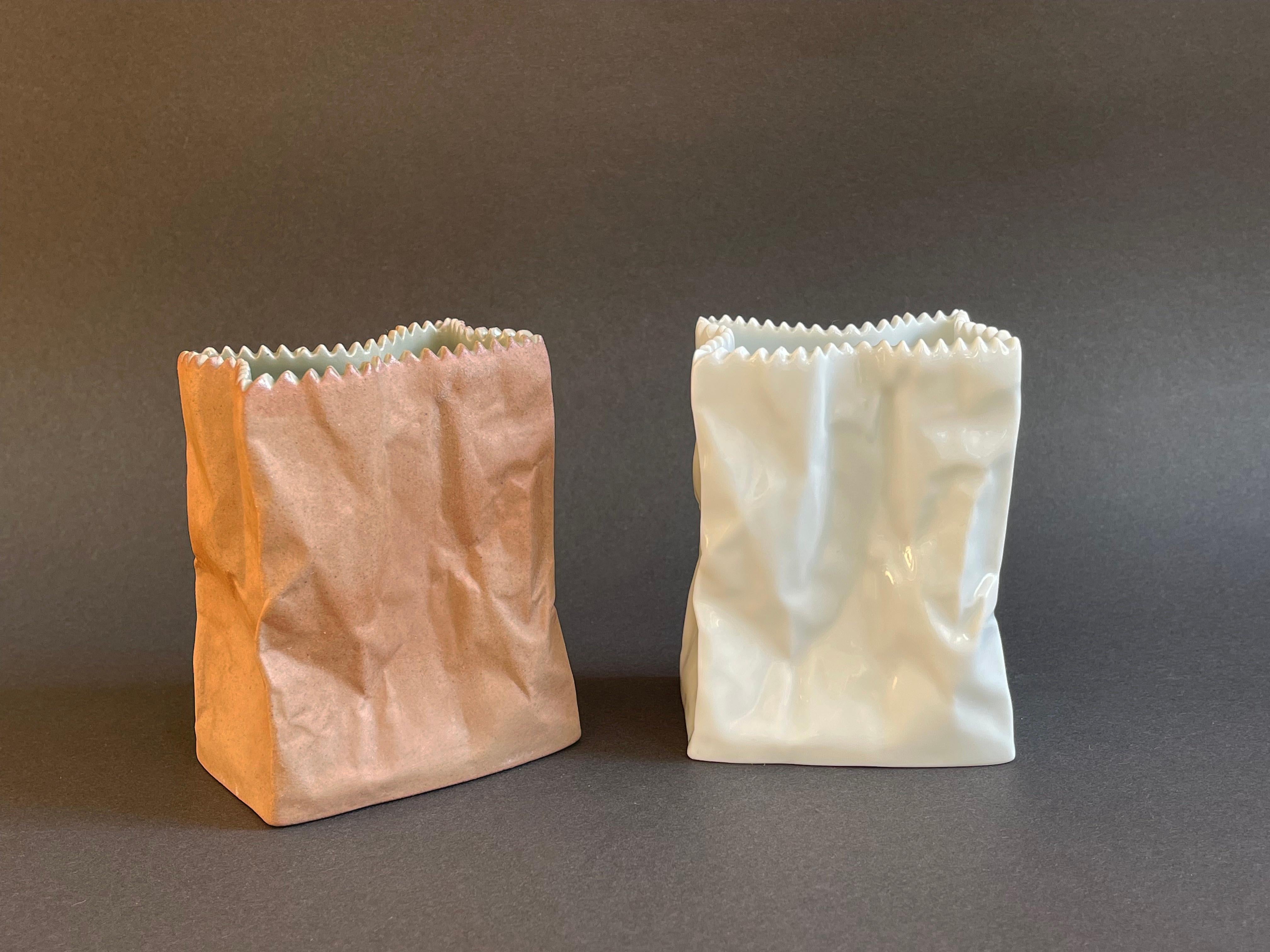 Design vintage classic by Tapio for the ''Studio-Line'' Rosenthal, Germany.
Set of 2 so called ''Paper Bag'' vases, the brown one an original of the time, 1977 approx..
It comes with a roughly textured pale darkish brown paper bag finish and a grey