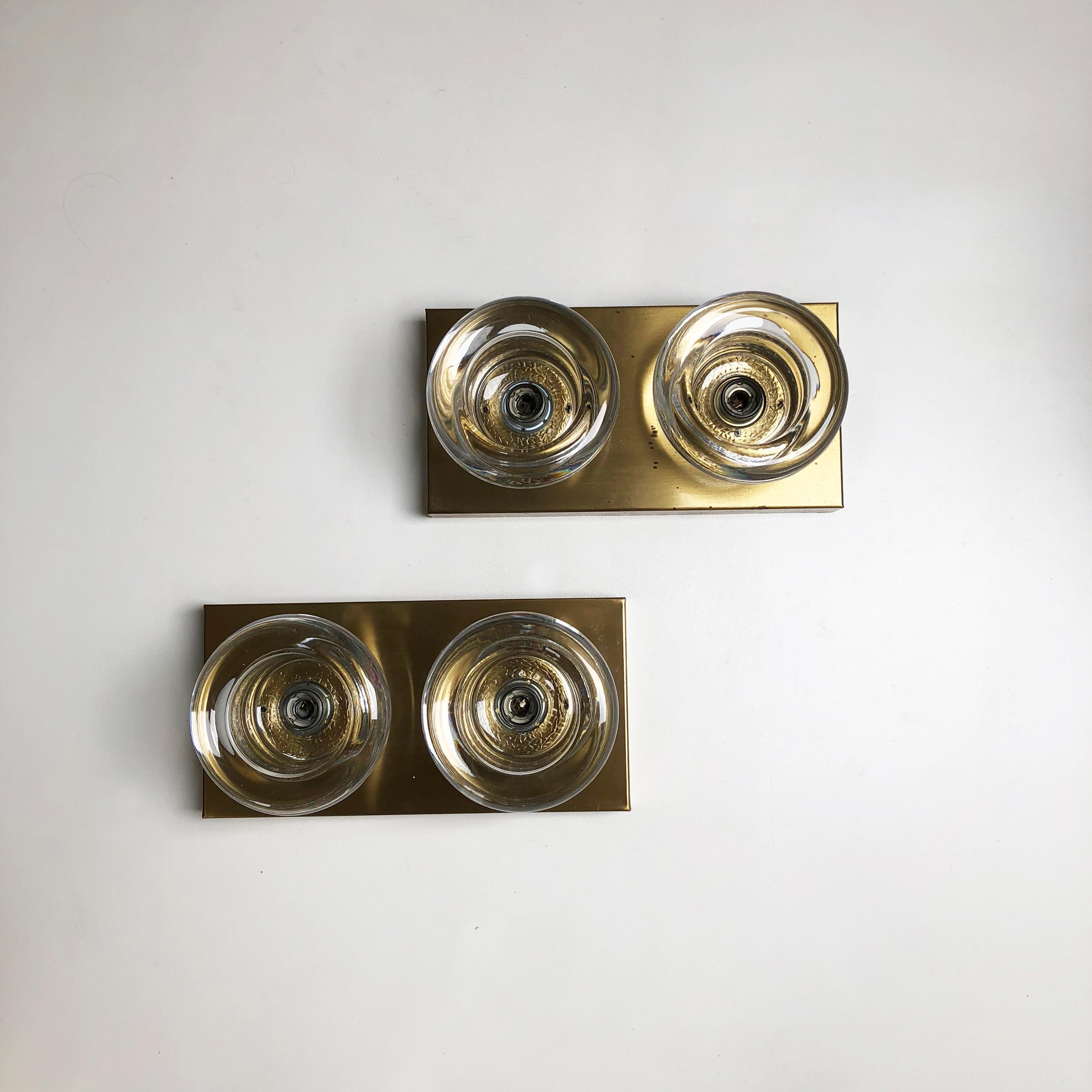 Article:

Wall ceiling light set of 2


Producer:

Cosack lights, Germany (see label)


Origin:

Germany


Age:

1970s





Set of 2 Original 1970s modernist wall Lights with two glass lighting elements. This light was