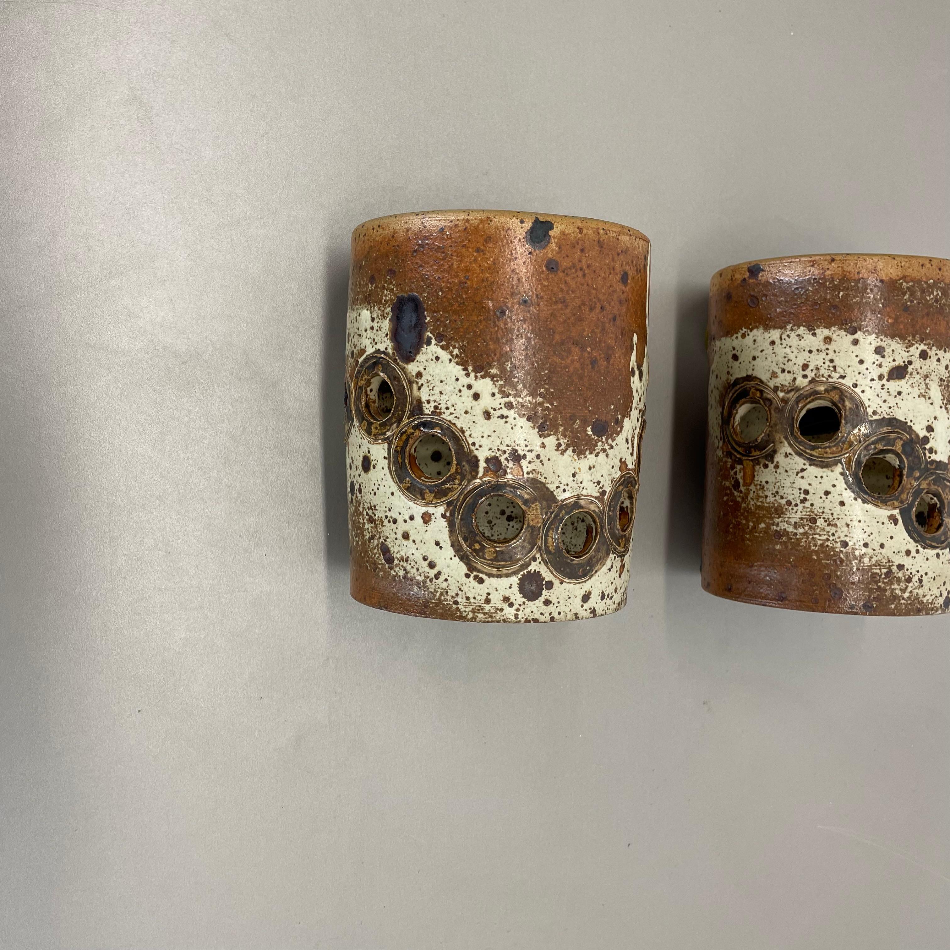 Article:

Wall light set of 2


Producer:

Ting Keramik, Folle, Denmark


Origin:

Denmark


Age:

1970s



Set of 2 Original 1970s modernist wall Lights made of ceramic pottery. This light set was designed and produced by TING Keramik, a famous