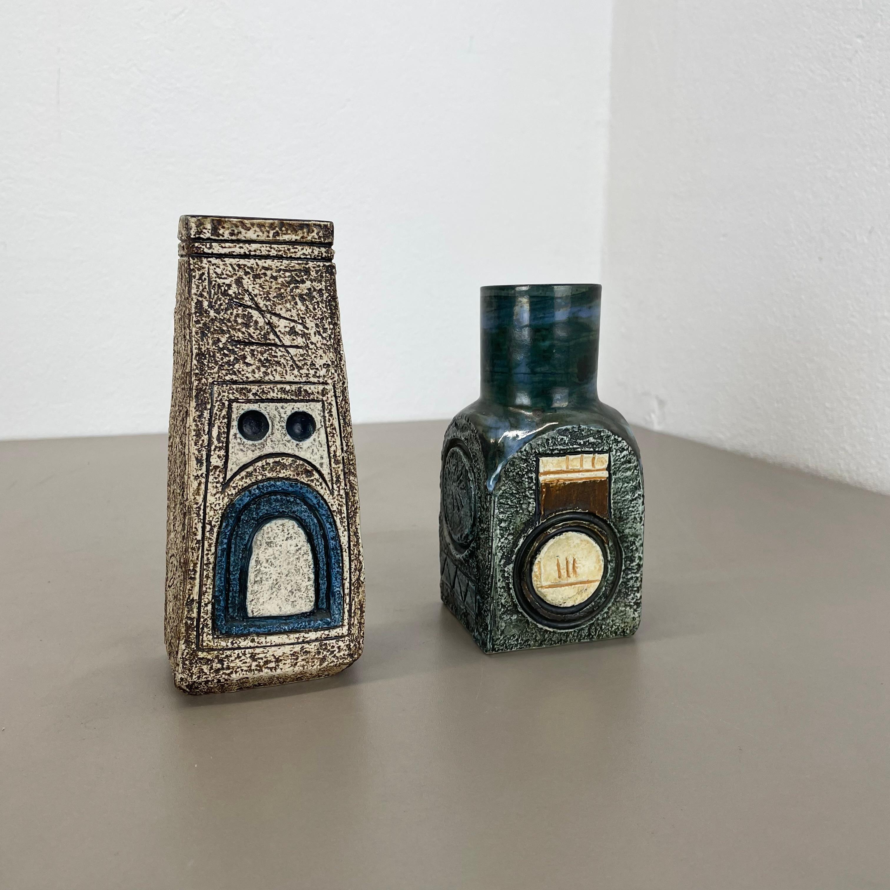 Articolo:

Vaso Op Art con set di 2 pezzi


Produttore:

Ceramica TROIKA, Cornovaglia, INGHILTERRA

Decennio:

1970s

Descrizione:

Questo originale set di vasi d'arte vintage è stato prodotto negli anni '70 in Inghilterra da Troika Art Pottery. È