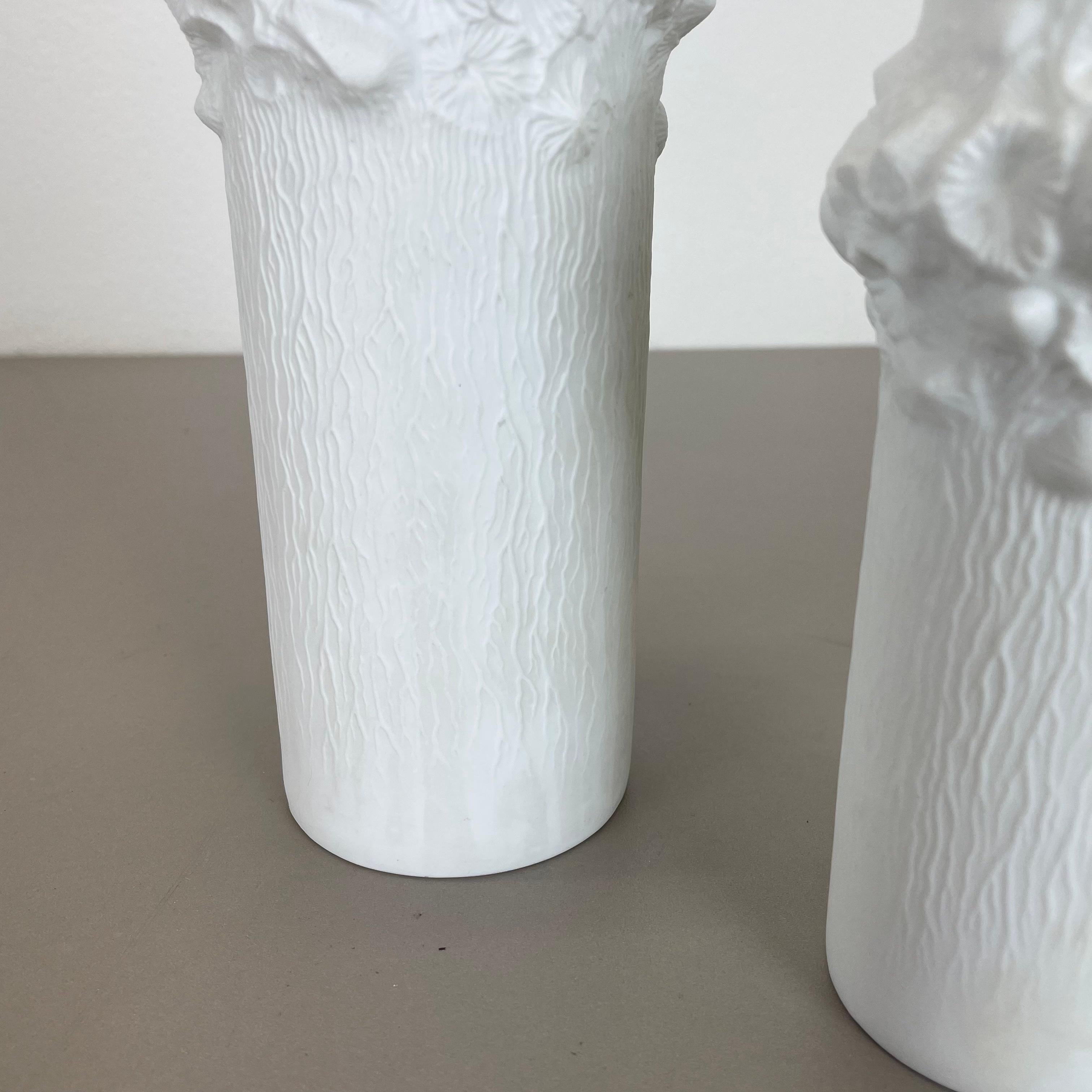 Ensemble de 2 vases en porcelaine biscuit d'art OP d'origine par AK Kaiser, Allemagne, 1970 en vente 3