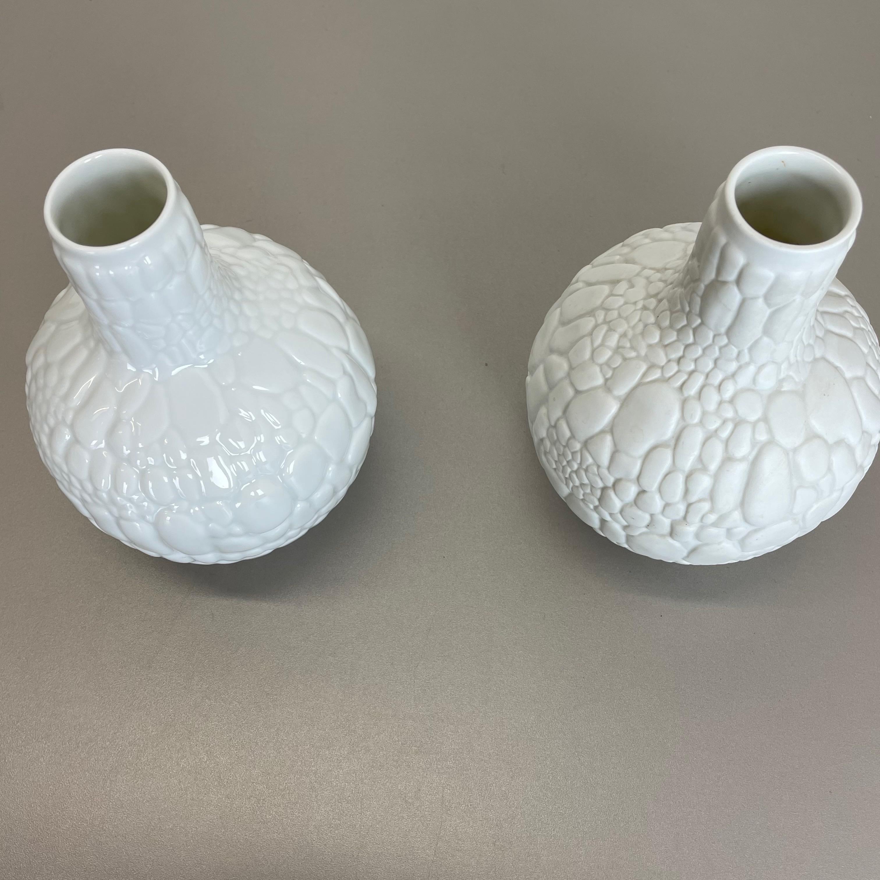 Set of 2 Original OP Art Biscuit Porcelain Vases by AK Kaiser, Germany, 1970s For Sale 3