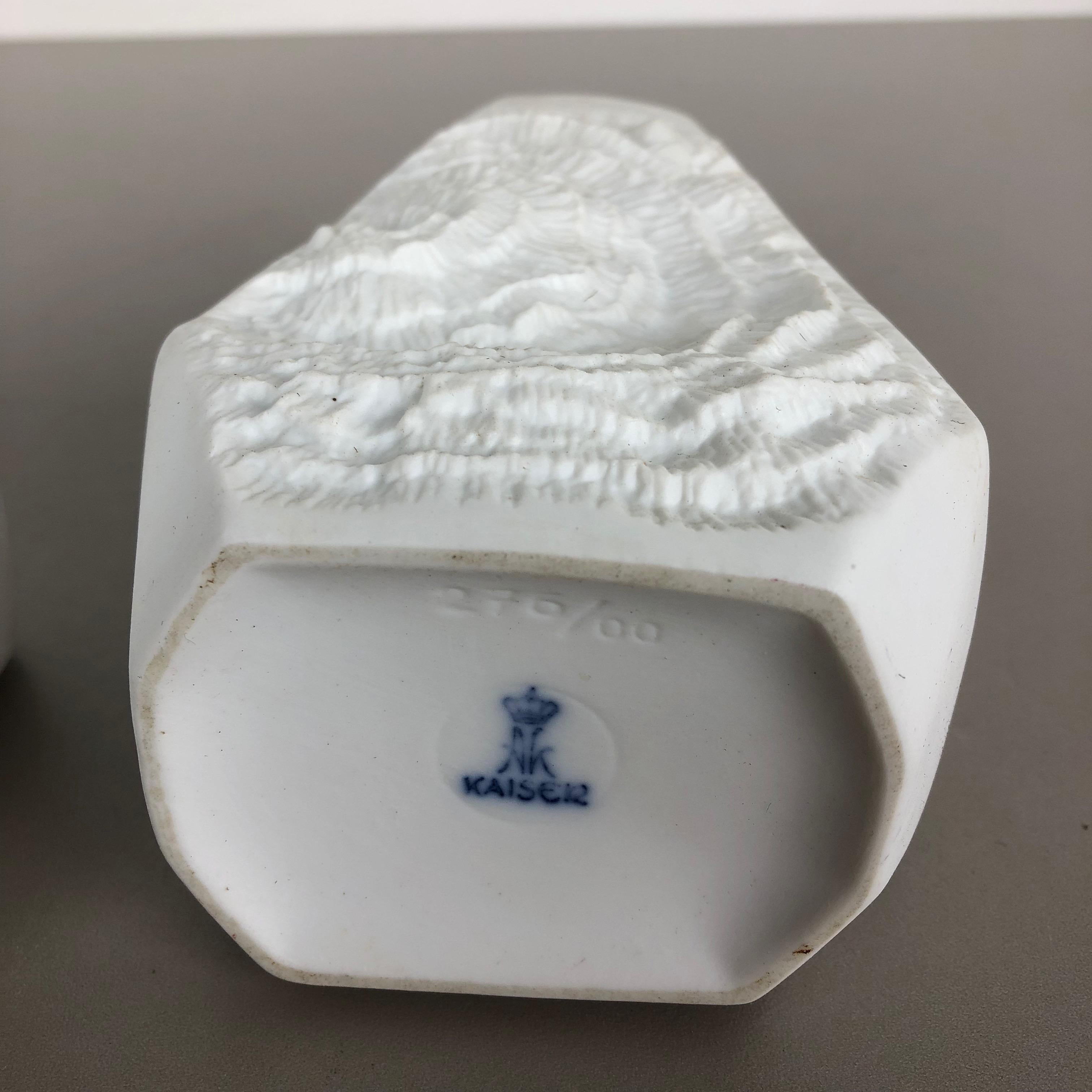 Set di 2 vasi in porcellana biscuit originali di AK Kaiser, Germania, anni '70 in vendita 6