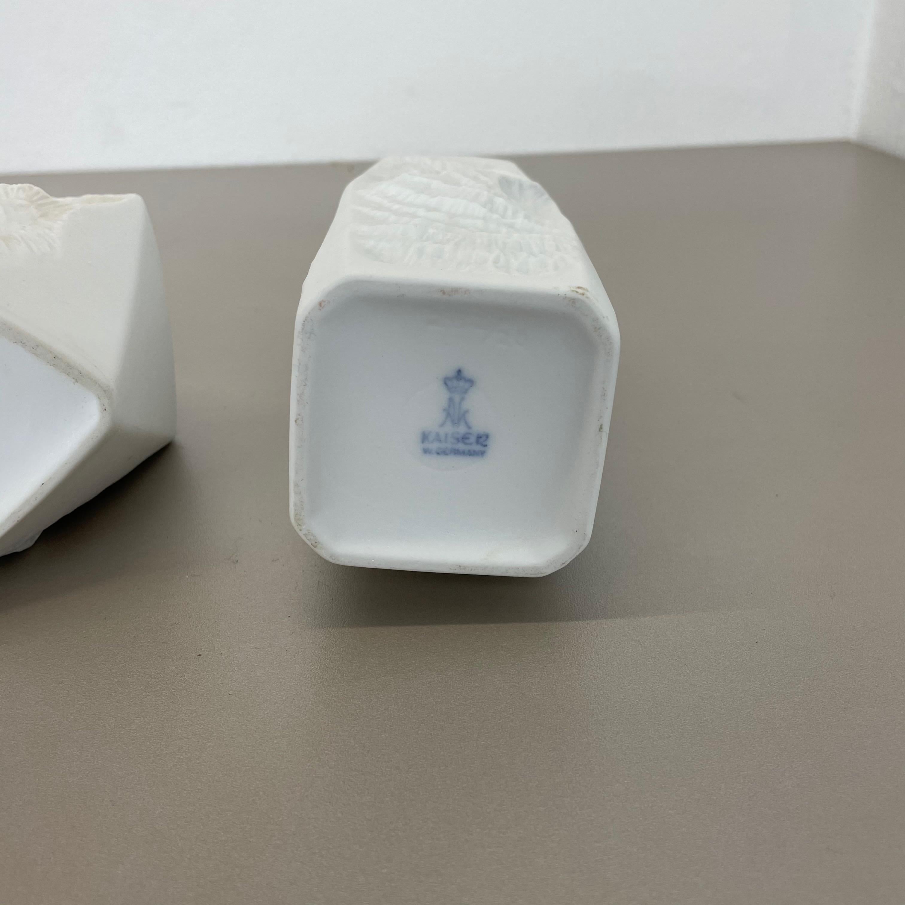 Set di 2 vasi in porcellana biscuit originali di AK Kaiser, Germania, anni '70 in vendita 7