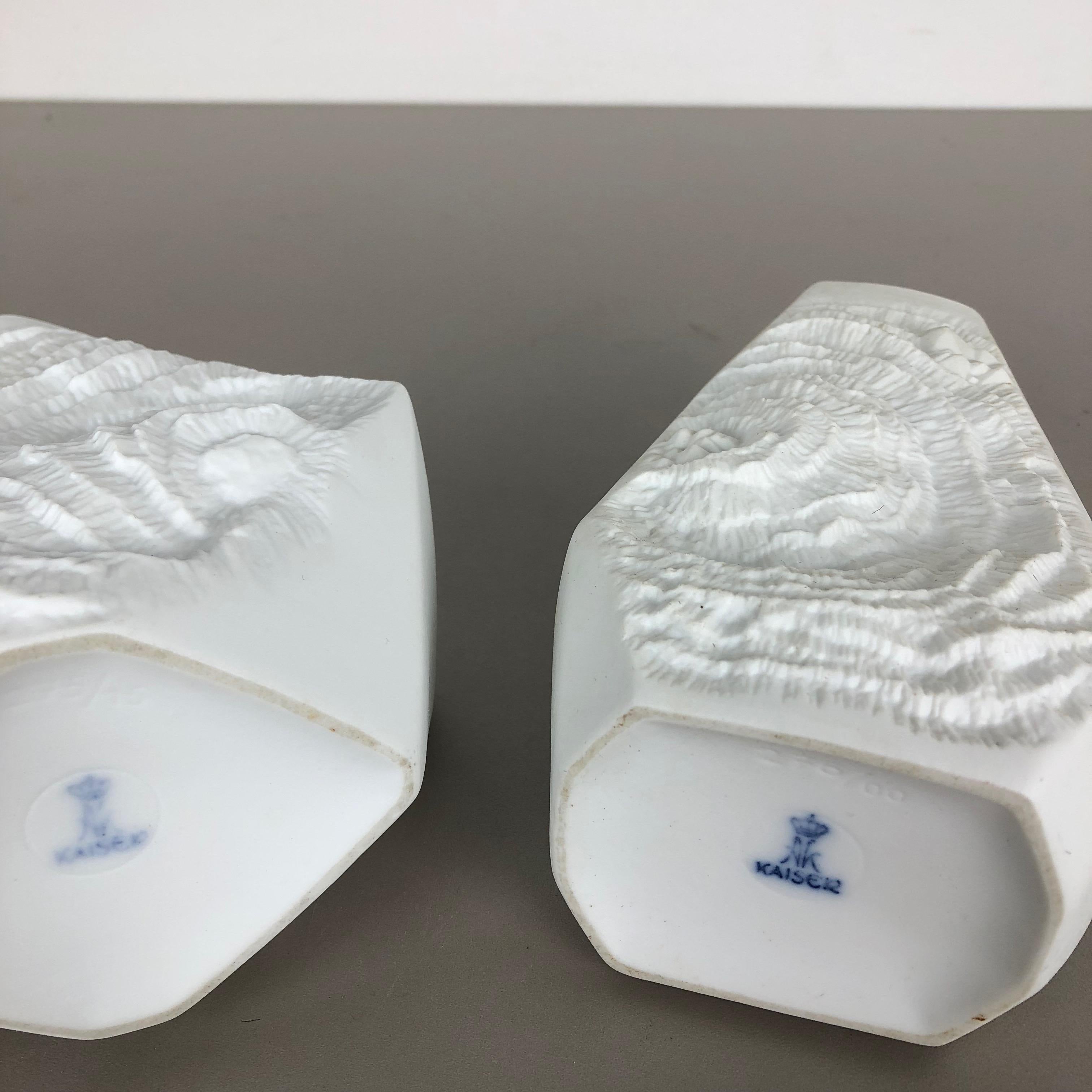 Set di 2 vasi in porcellana biscuit originali di AK Kaiser, Germania, anni '70 in vendita 10