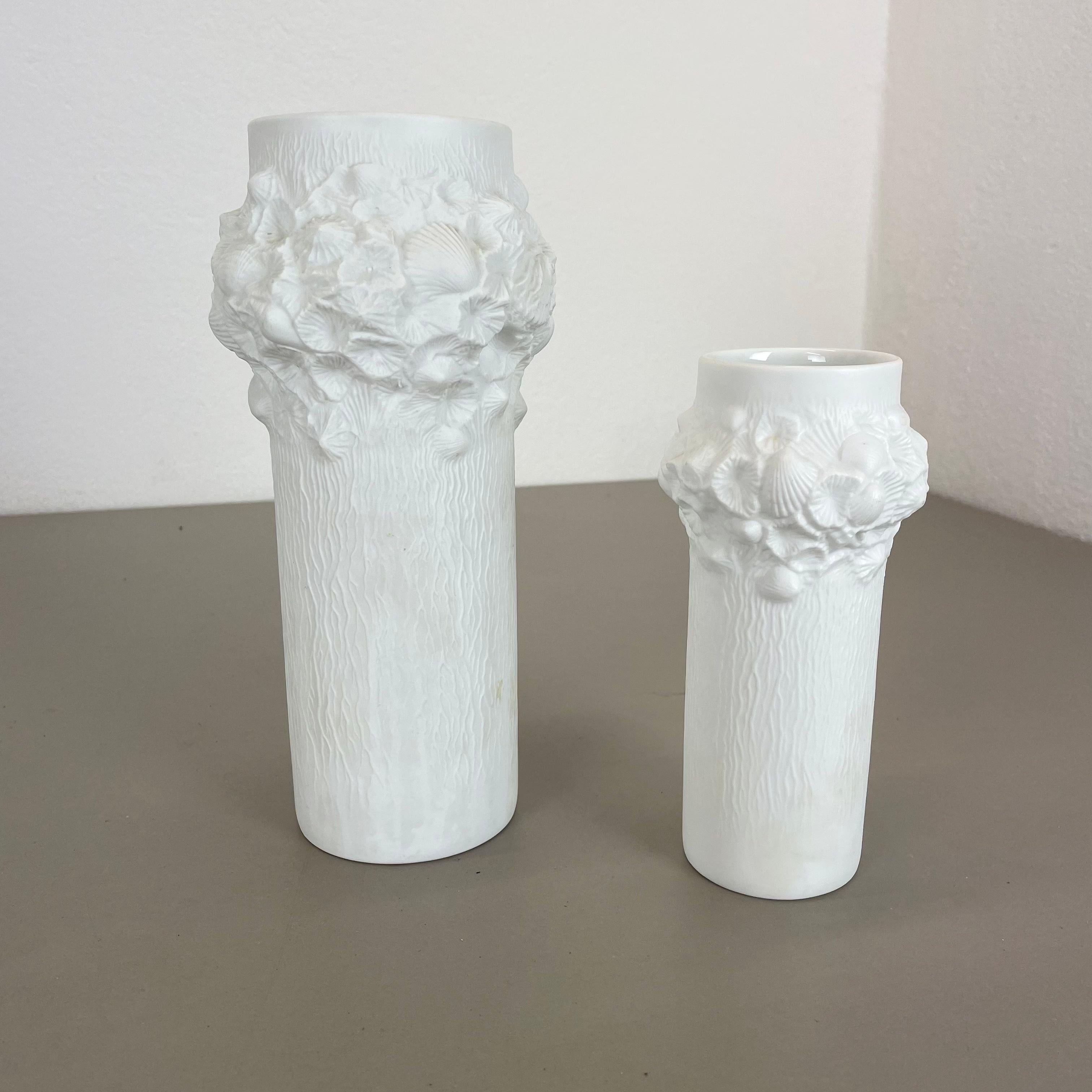 Article :

Op Art vase en porcelaine set of 2


Producteur :

AK Kaiser, Allemagne


Description :

Ce vase vintage original OP Art a été produit dans les années 1970 en Allemagne. il est en porcelaine avec une surface optique en roche