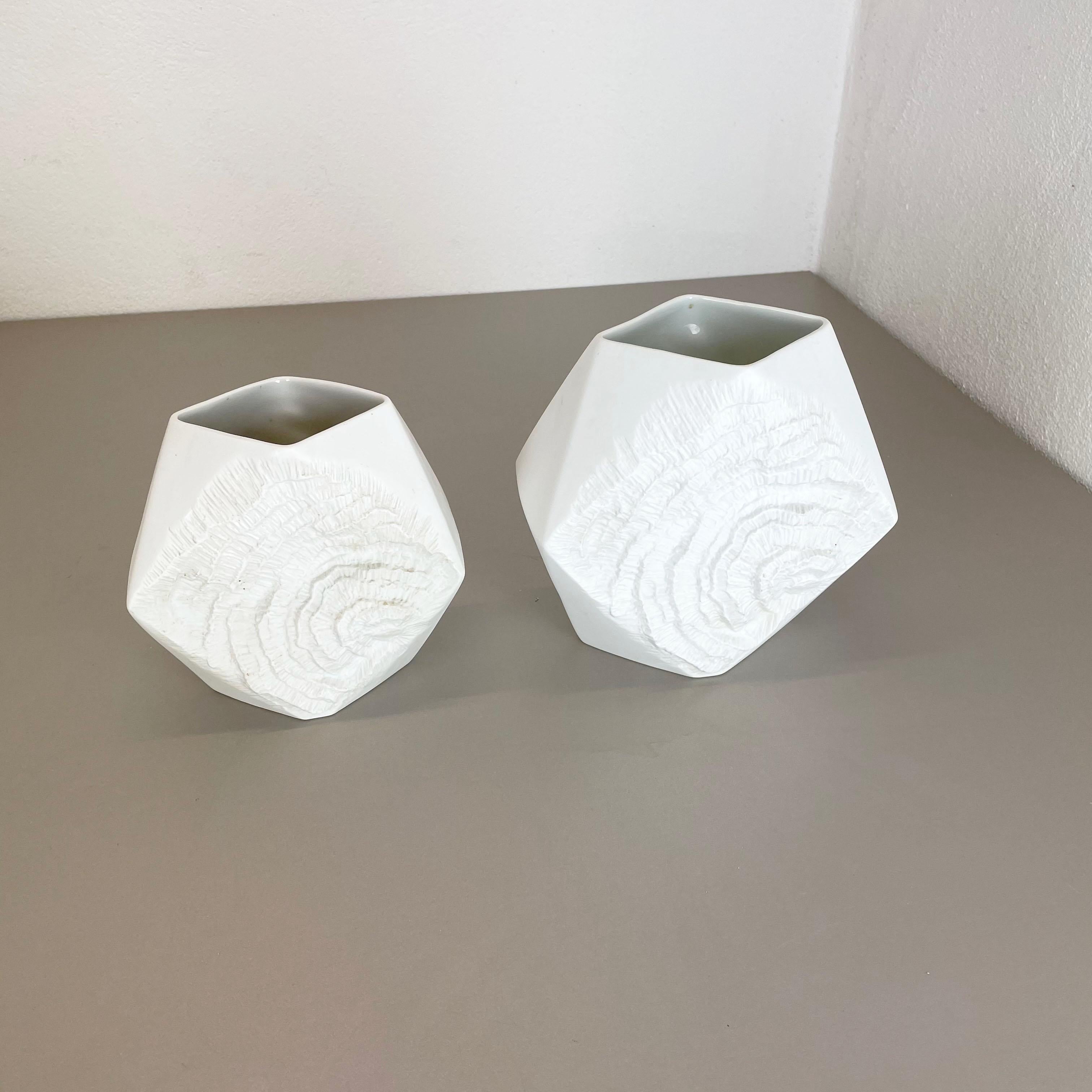 Mid-Century Modern Ensemble de 2 vases d'origine OP Art Biscuit en porcelaine par AK Kaiser, Allemagne, 1970 en vente
