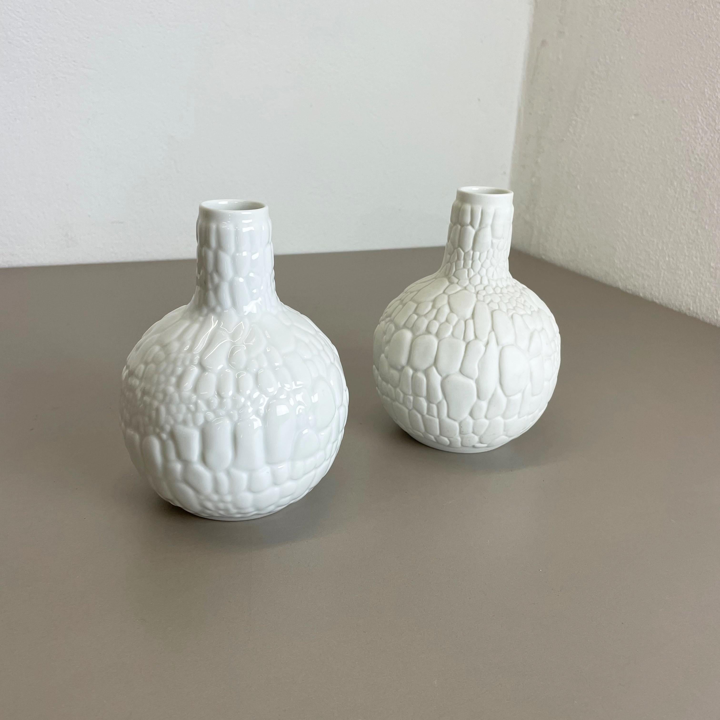 Mid-Century Modern Ensemble de 2 vases en porcelaine biscuit d'art OP d'origine par AK Kaiser, Allemagne, 1970 en vente