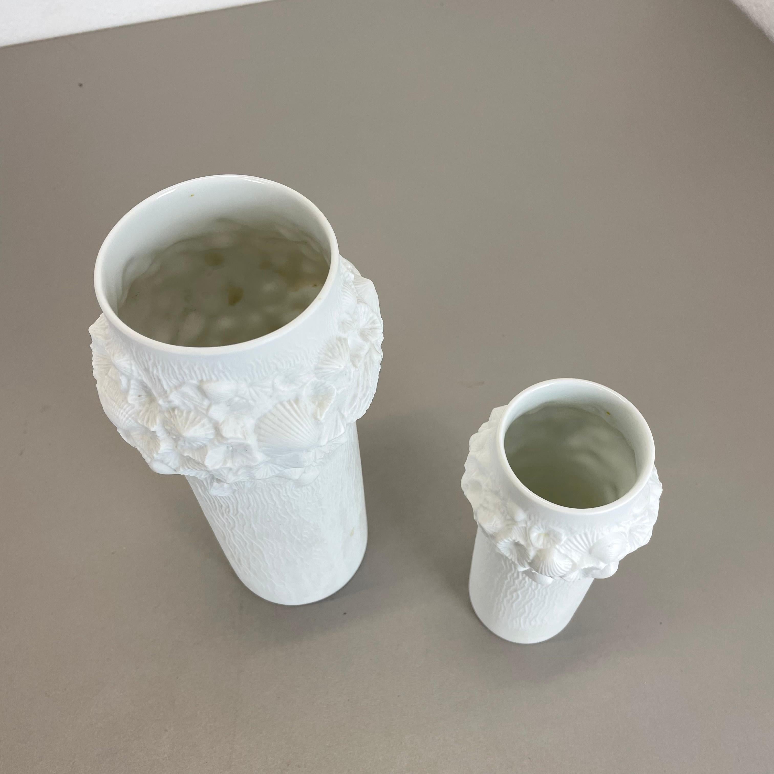 Allemand Ensemble de 2 vases en porcelaine biscuit d'art OP d'origine par AK Kaiser, Allemagne, 1970 en vente