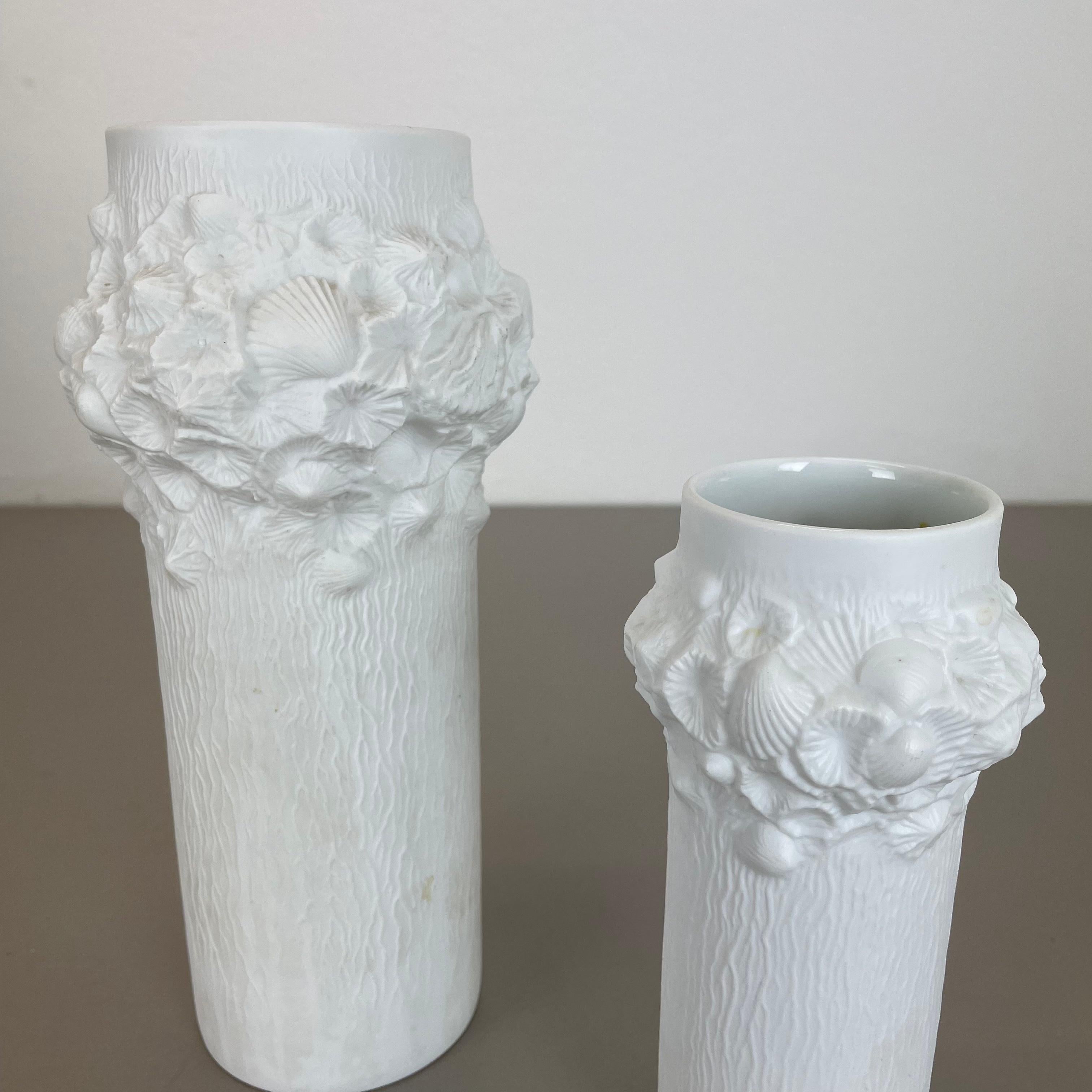 Ensemble de 2 vases en porcelaine biscuit d'art OP d'origine par AK Kaiser, Allemagne, 1970 Bon état - En vente à Kirchlengern, DE