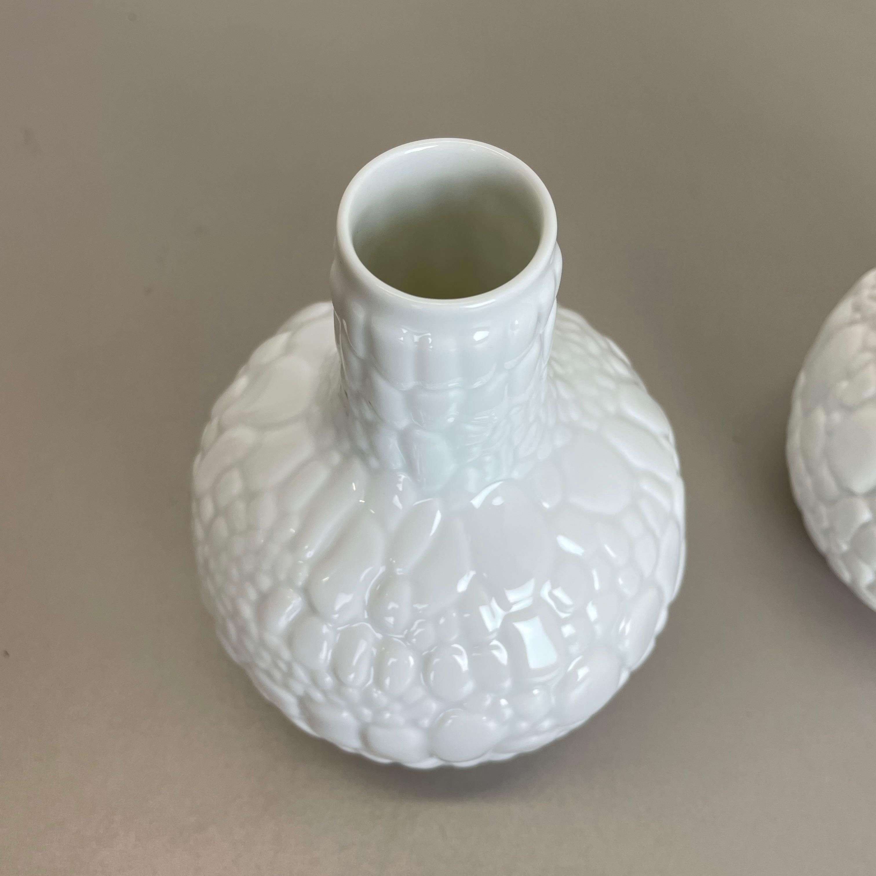 Ensemble de 2 vases en porcelaine biscuit d'art OP d'origine par AK Kaiser, Allemagne, 1970 Bon état - En vente à Kirchlengern, DE