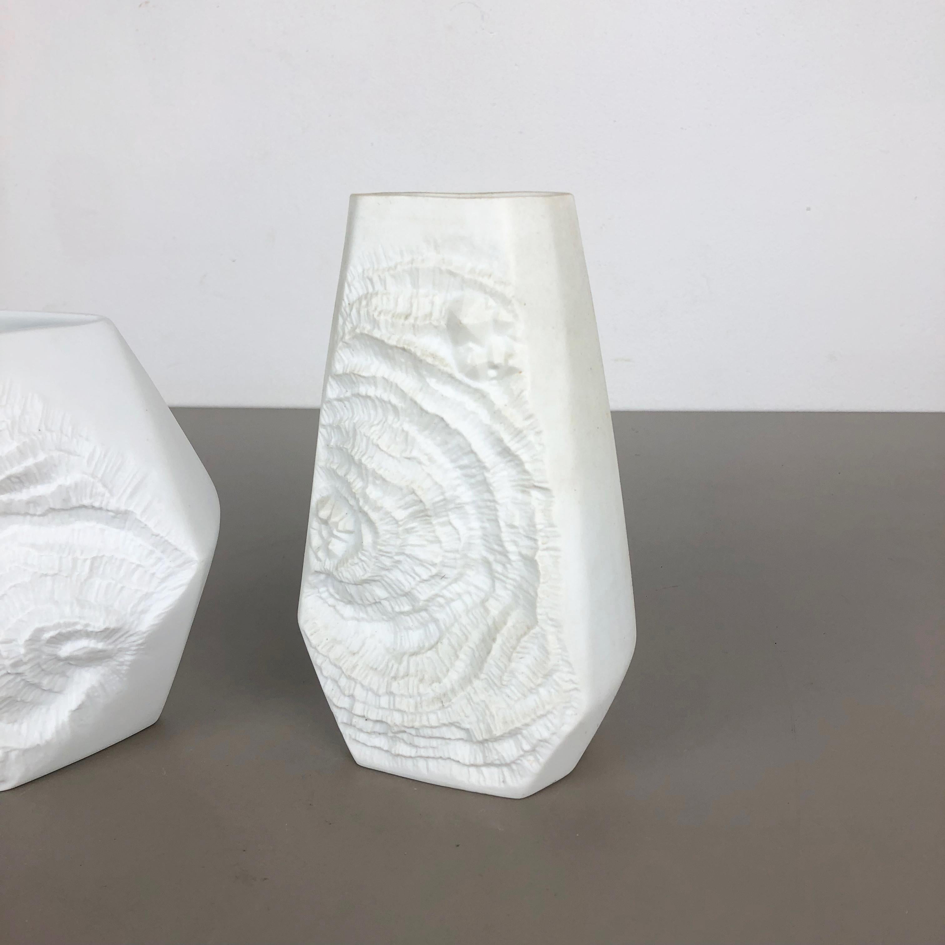 Porcelaine Ensemble de 2 vases en porcelaine biscuit d'art OP d'origine par AK Kaiser, Allemagne, 1970 en vente